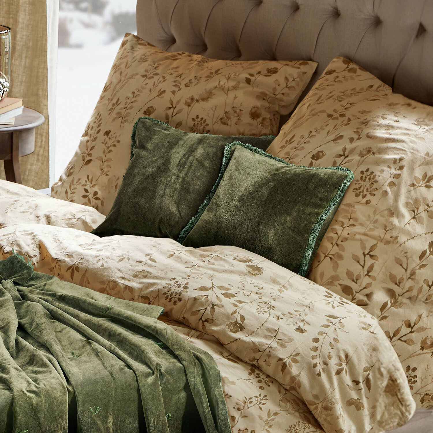 Lot de 2 housses de coussin Maelis Parure de lit beige à motif floral avec coussins en velours vert et plaid assorti sur lit capitonné