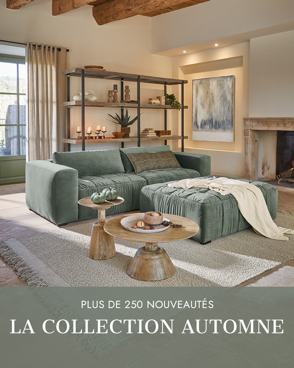 Salon chaleureux avec canapé vert en tissu et tables basses en bois sur tapis, collection automne
