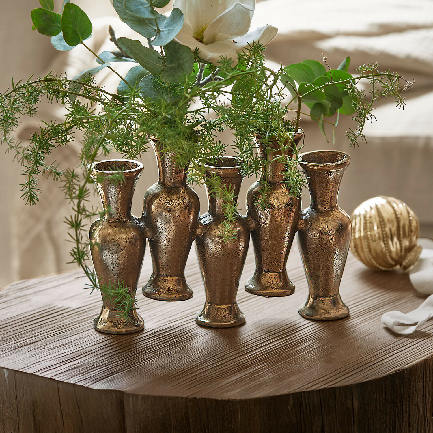 Vase Soretta Vase décoratif en laiton avec cinq récipients reliés pour plantes vertes sur table en bois