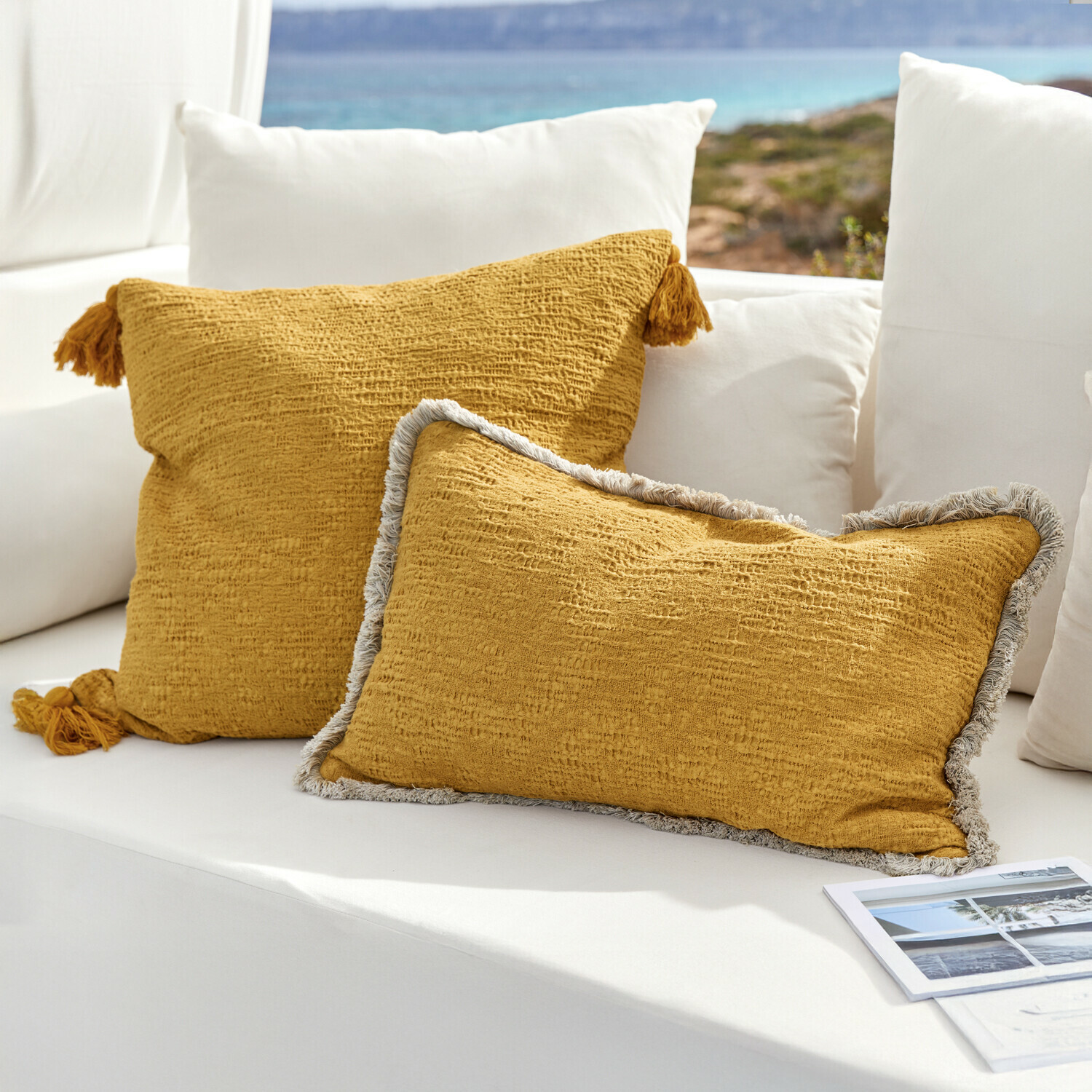 Lot de 2 housses de coussins Rabea Coussins décoratifs jaunes en tissu sur canapé blanc, accessoires élégants pour salon et jardin