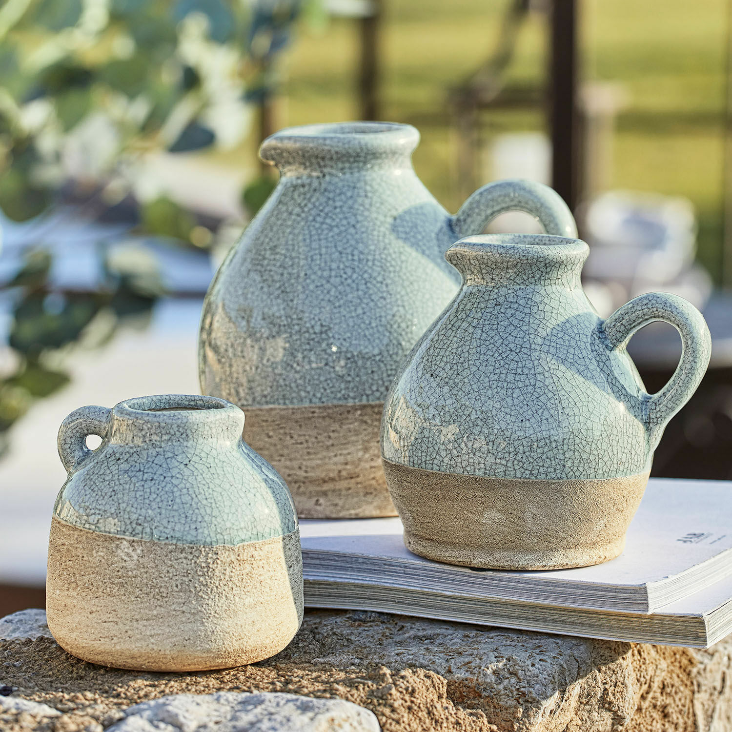 Lot de 3 vases Lezíria Ensemble de trois vases en céramique bleu clair et beige avec texture craquelée, décoration de table