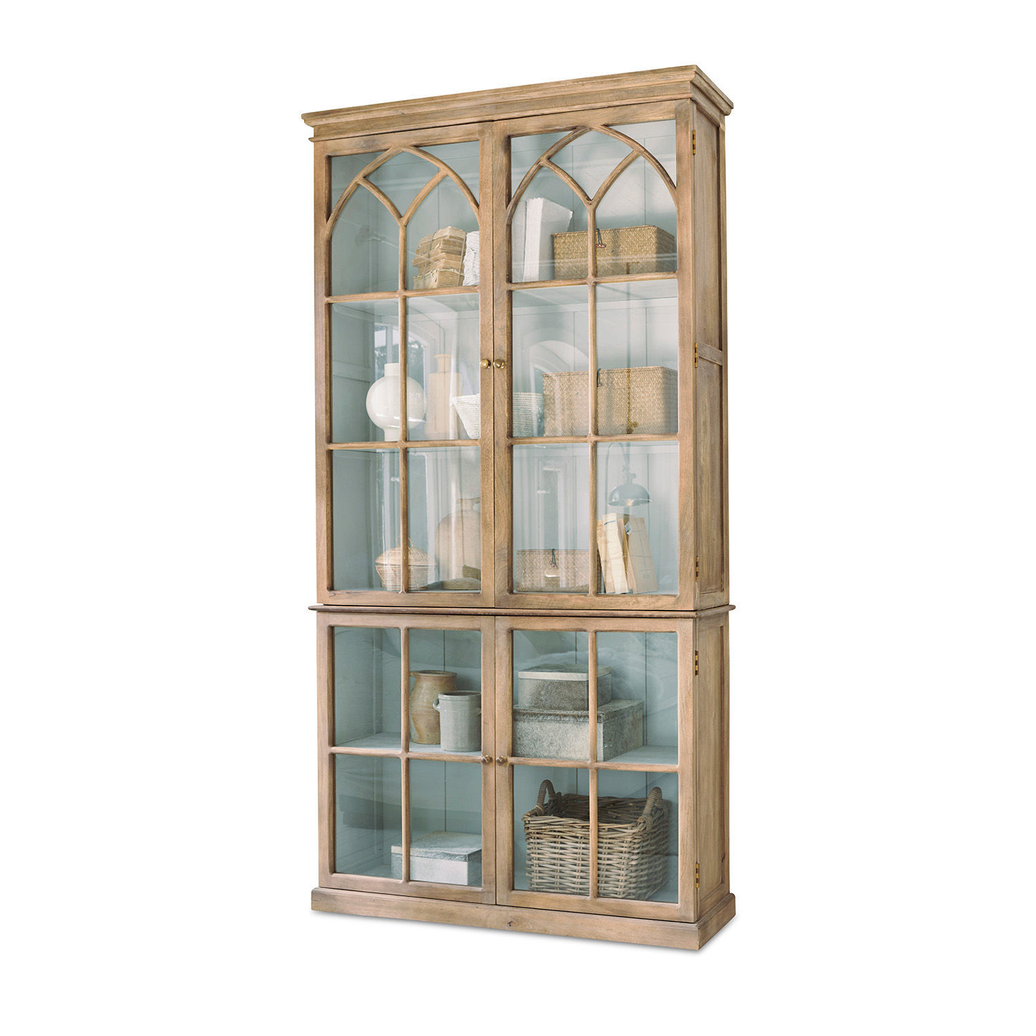 Armoire Garrard en bois gris-brun avec portes vitrées et étagères pour objets décoratifs