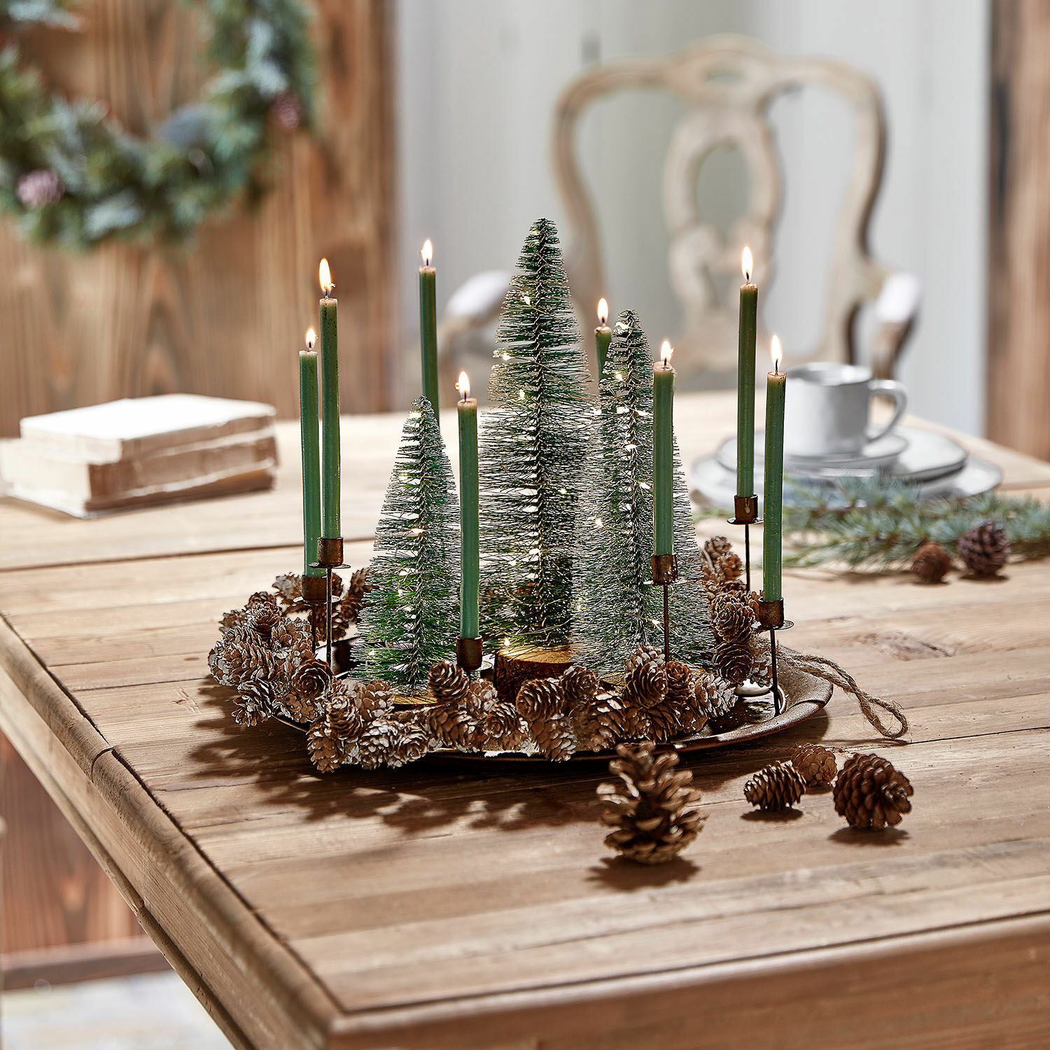 Lot de 3 sapins décoratifs à LED Thalindra Couronne décorative de Noël avec bougies vertes et pommes de pin sur table en bois