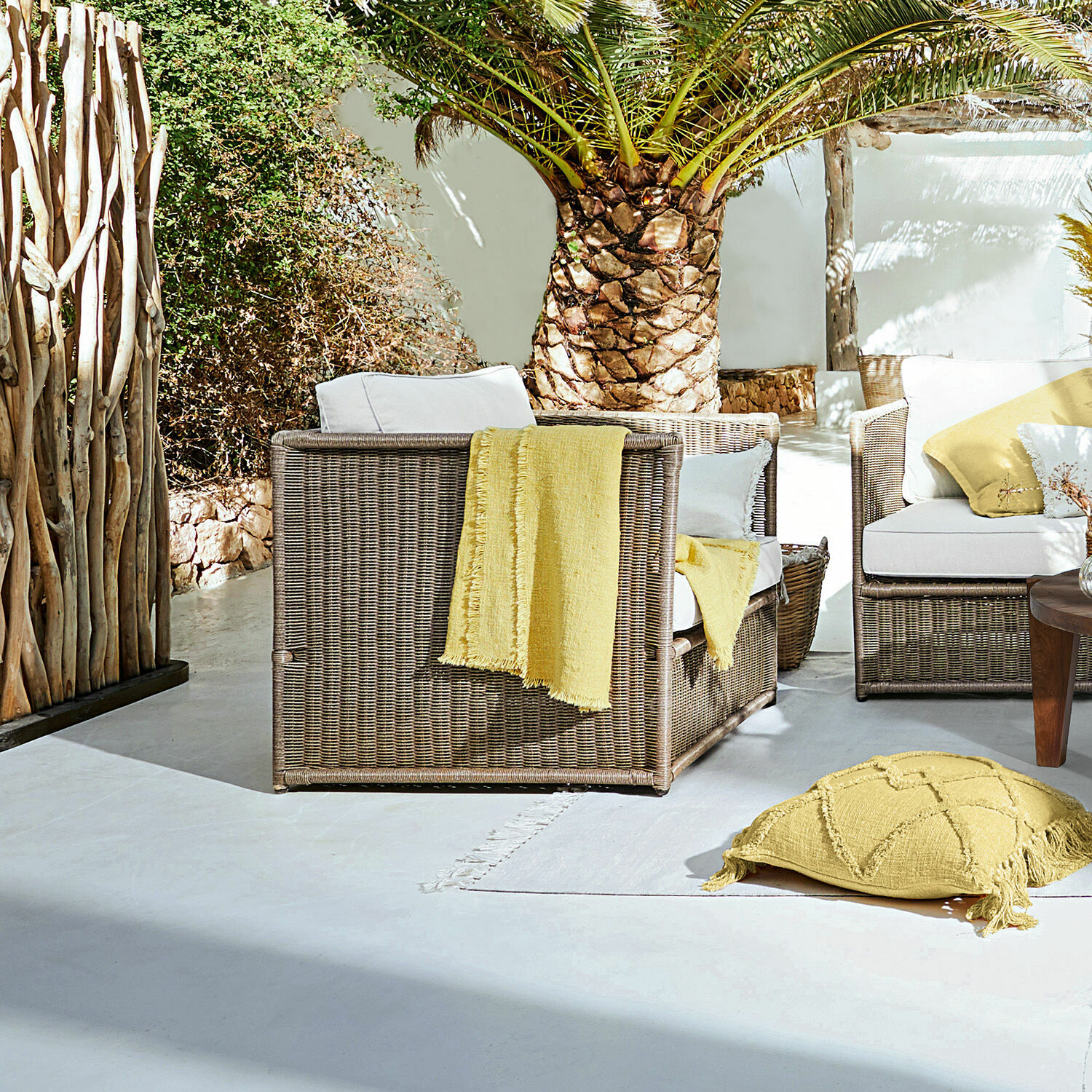 Fauteuil Lesmont Ensemble de meubles de jardin en rotin marron avec coussins blancs et accessoires jaunes lumineux