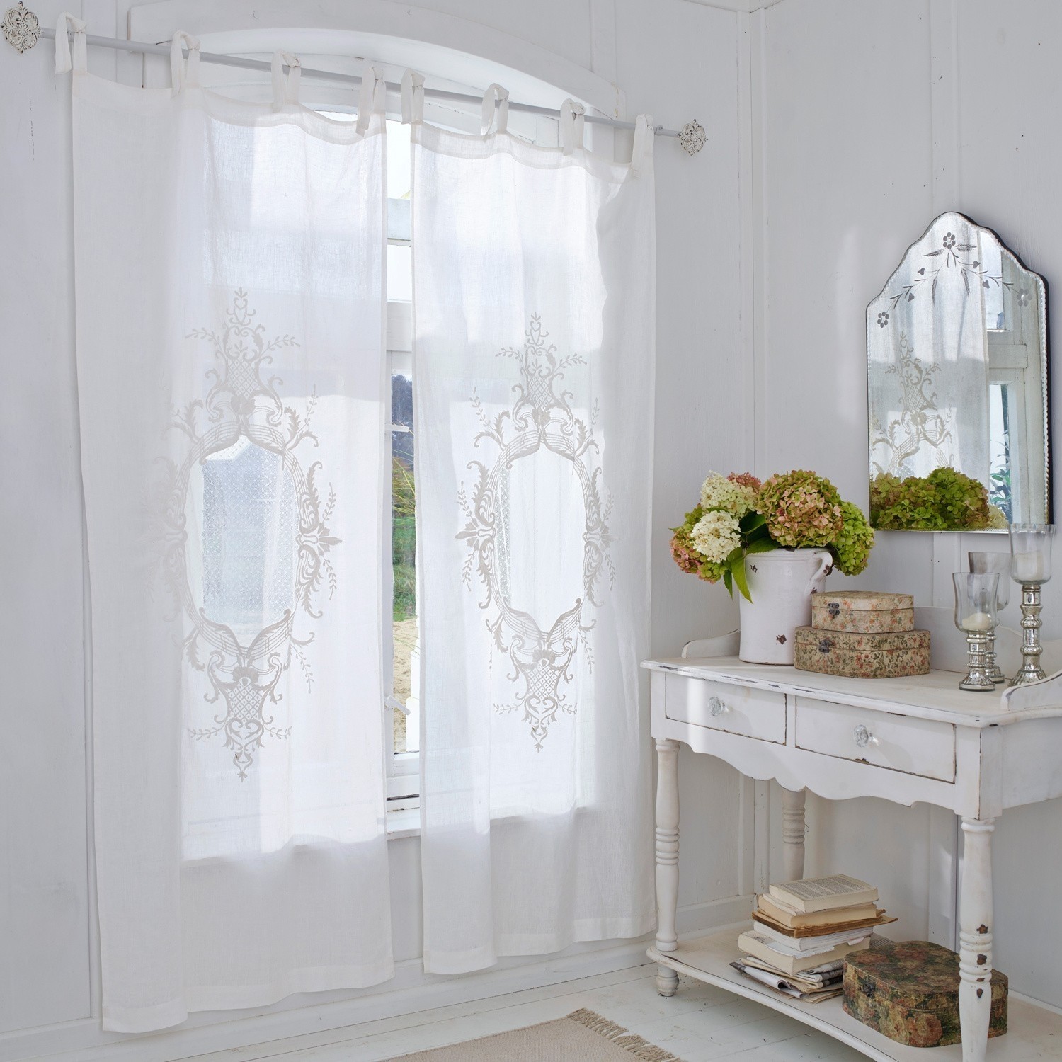 Voilage Leia Rideaux blancs en lin avec motif brodé dans un style classique pour une pièce lumineuse