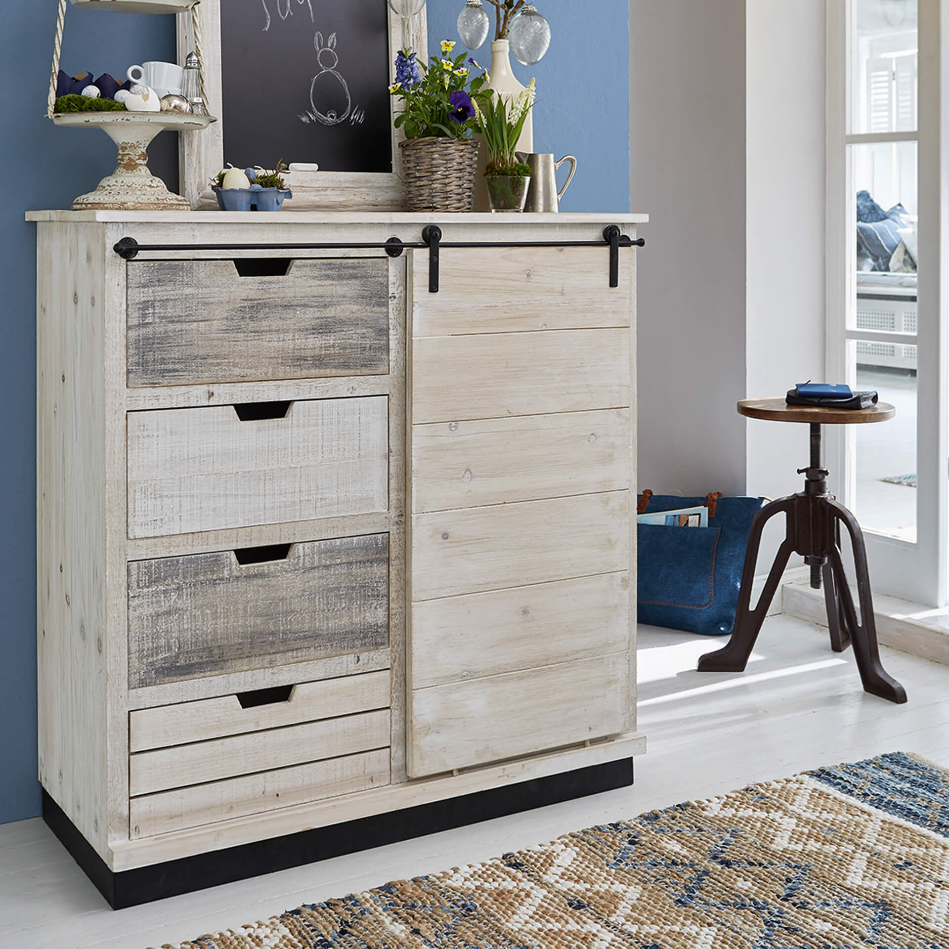 Commode en bois style vintage avec tiroirs et porte coulissante en beige clair et gris pour rangement pratique
