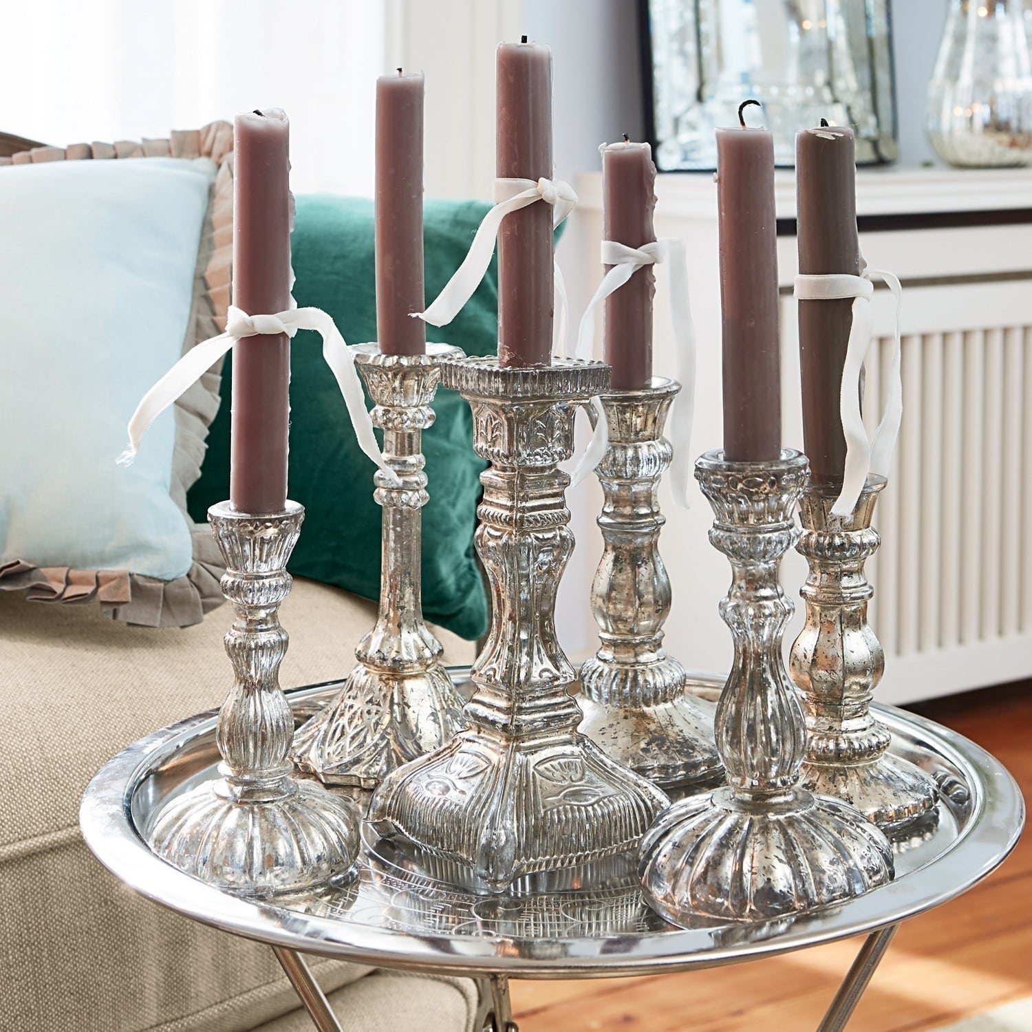 Lot de 6 chandeliers Adolpha Six chandeliers argentés avec bougies marron sur un plateau en métal, décoration intérieure élégante