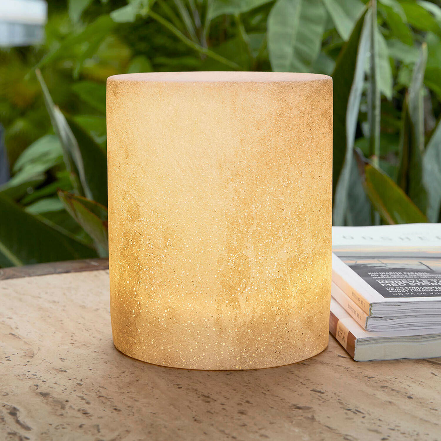 Lampe de table cylindrique en verre mat beige chaud, idéale pour terrasse ou balcon extérieur