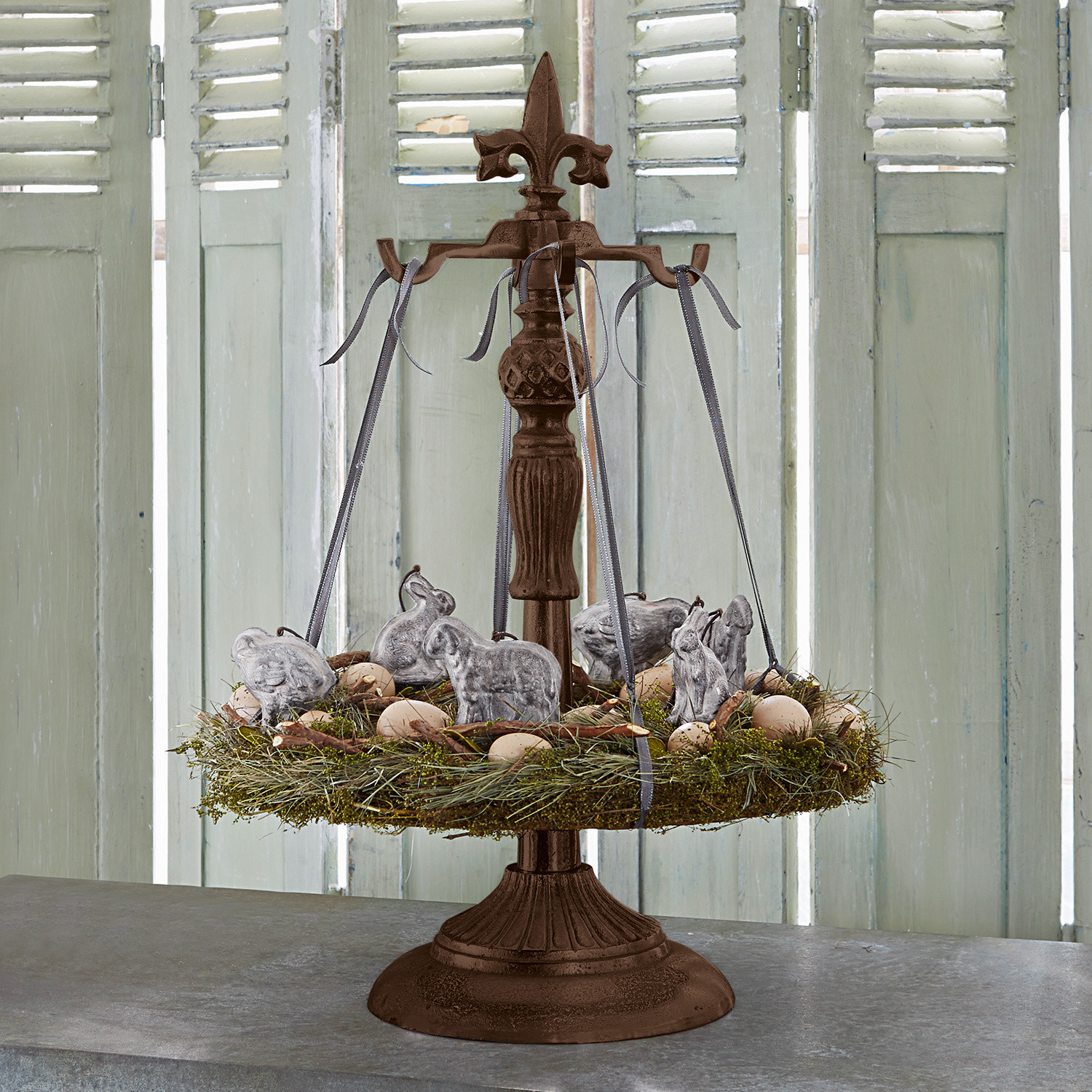 Support pour couronne Antwan Support décoratif en métal avec décoration suspendue verte, œufs et figurines d'animaux pour Pâques