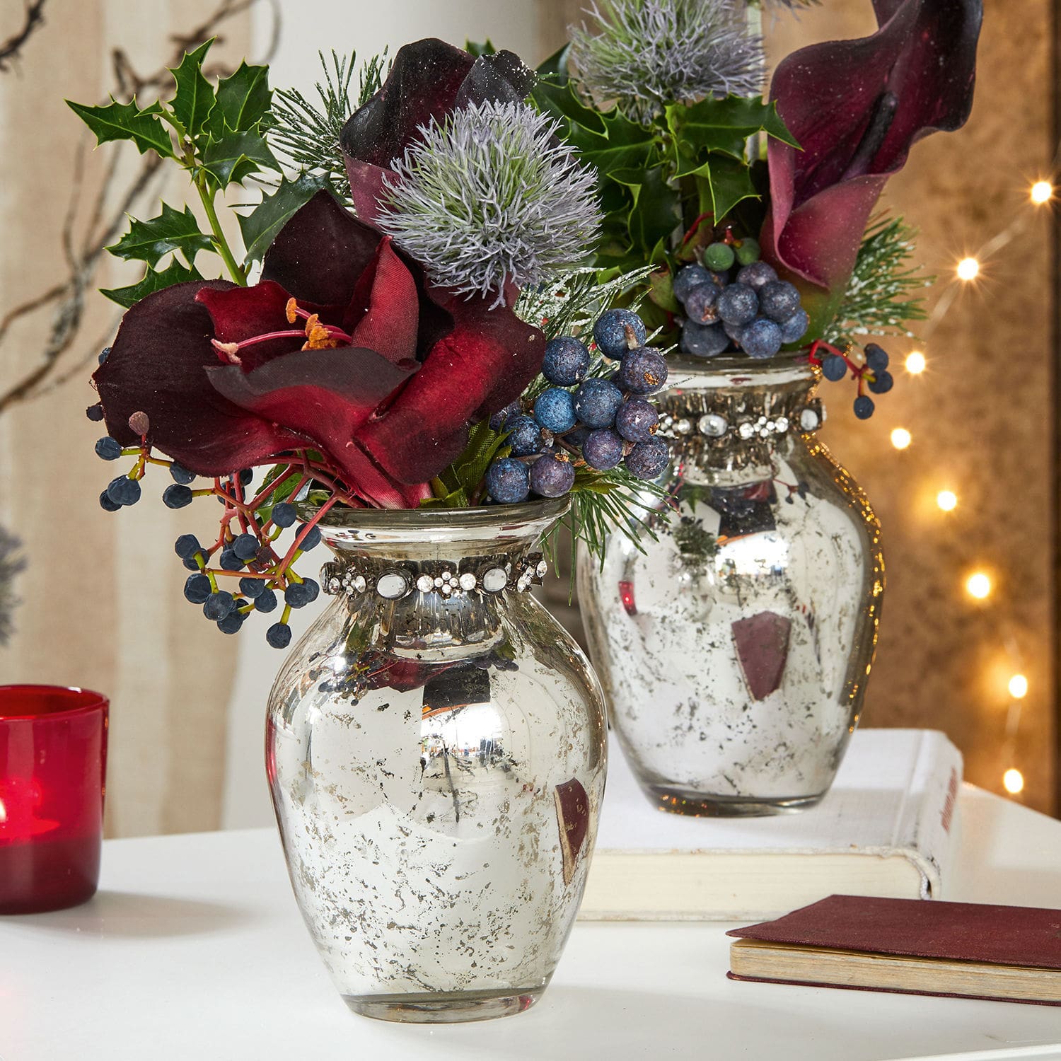 Lot de 2 vases Louna Vase décoratif argenté avec bord orné, fleurs rouge foncé et feuillage vert pour décoration intérieure