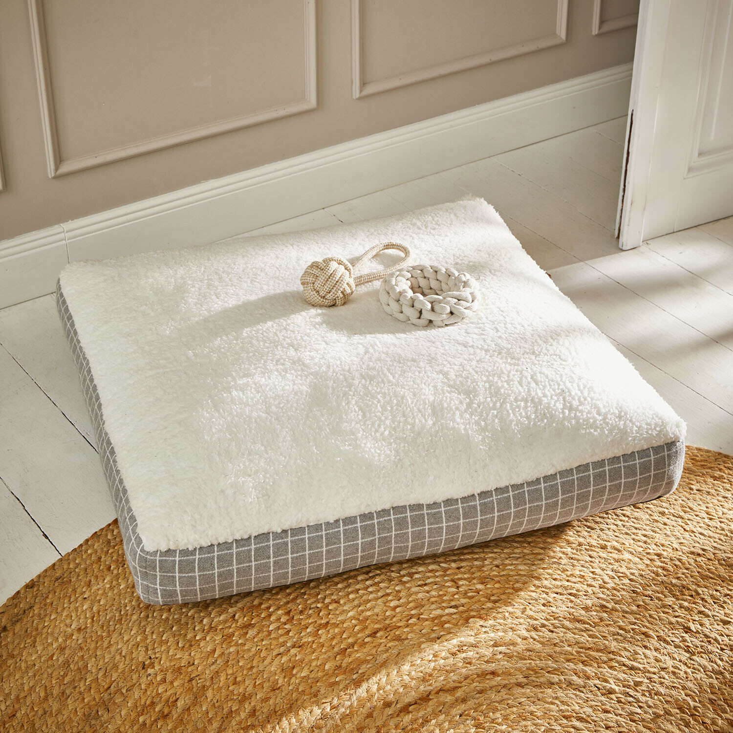 Matelas pour animaux Lalumos Coussin carré pour chien en peluche blanche avec motif à carreaux gris, confortable et doux