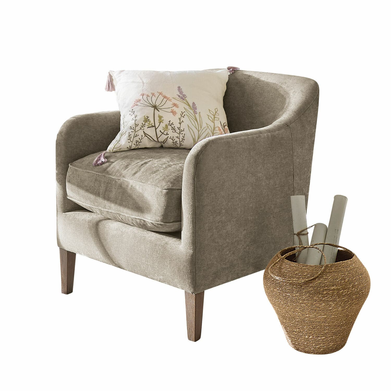 Fauteuil Jefferson Fauteuil beige en tissu avec coussin floral et panier en osier contenant des rouleaux de papier