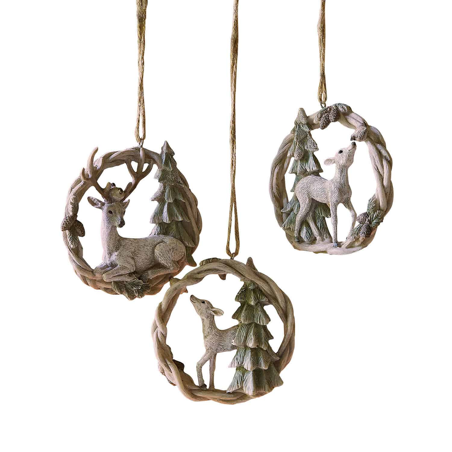 Lot de 3 décorations à suspendre Miranah Ensemble de trois décorations suspendues avec cerfs et sapins en couleurs naturelles bois et vert