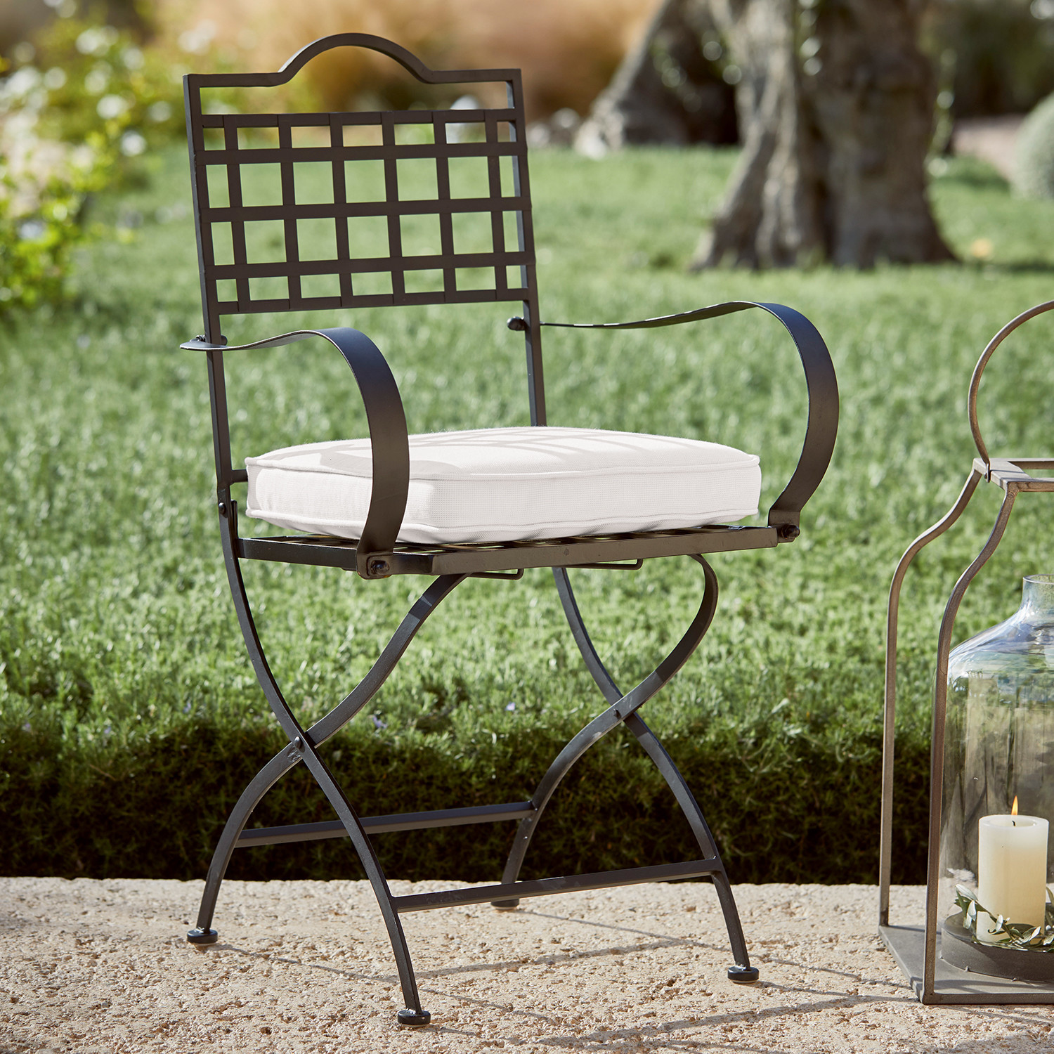 Coussin d'assise Pelagia Fauteuil de jardin en métal noir avec coussin blanc, parfait pour un confort extérieur élégant