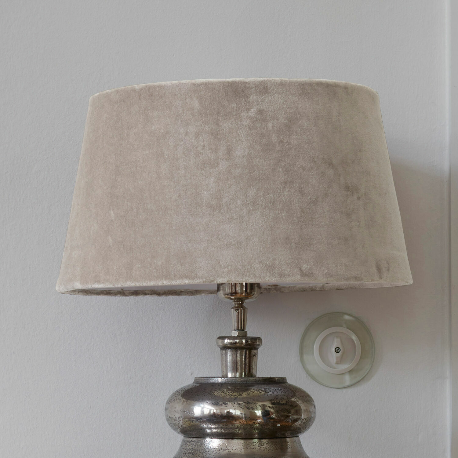 Abat-jour Anfor Lampe de table avec base en métal et abat-jour en velours beige pour salon