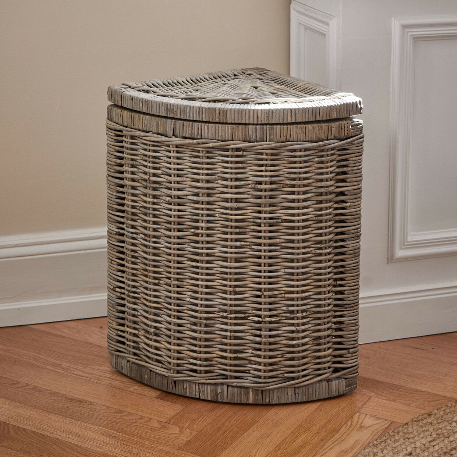 Panier Arnsøya Panier d'angle en osier gris avec couvercle, meuble de rangement pratique pour la maison