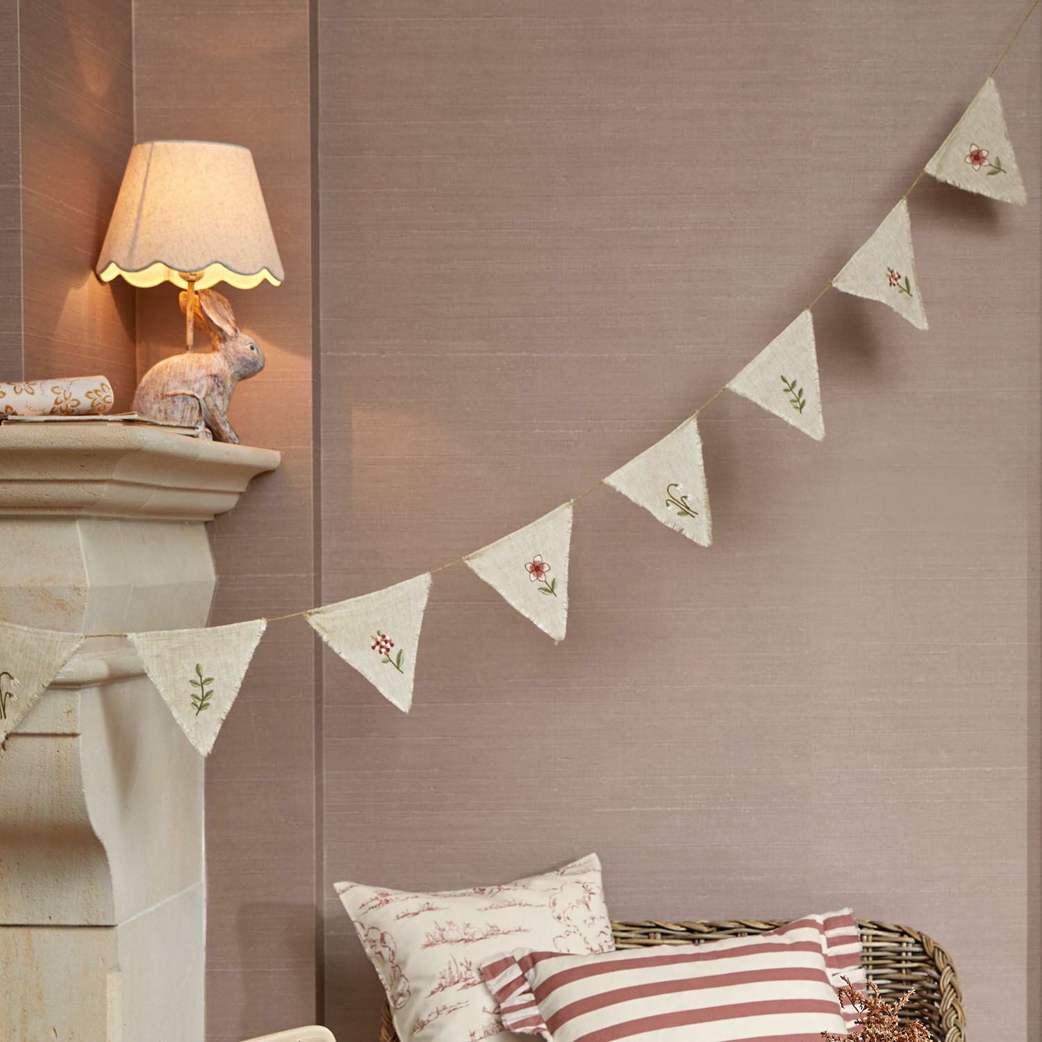 Guirlande de fanions Viyan Guirlande décorative en tissu naturel avec broderies florales sur fond beige pour la maison