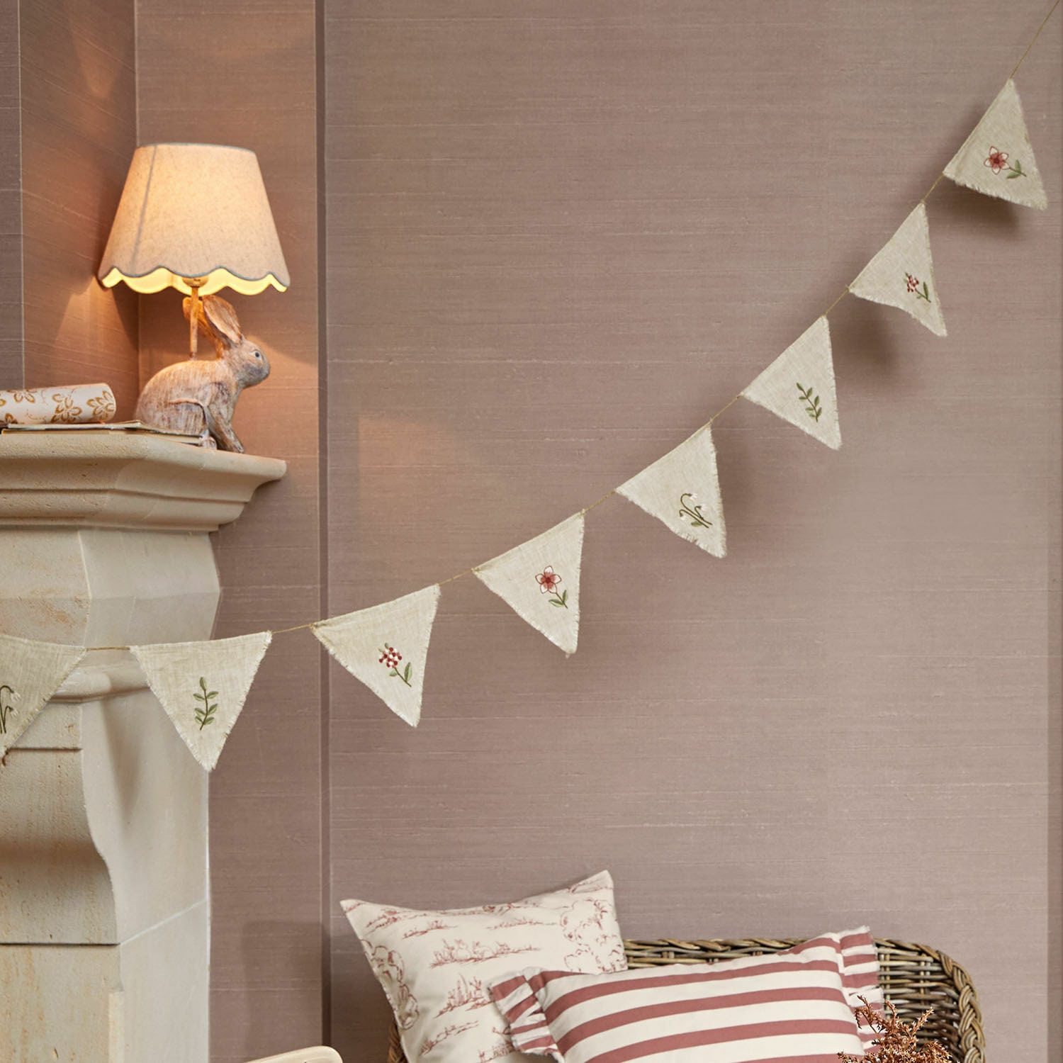 Guirlande de fanions Viyan Guirlande décorative en tissu naturel avec broderies florales sur fond beige pour la maison
