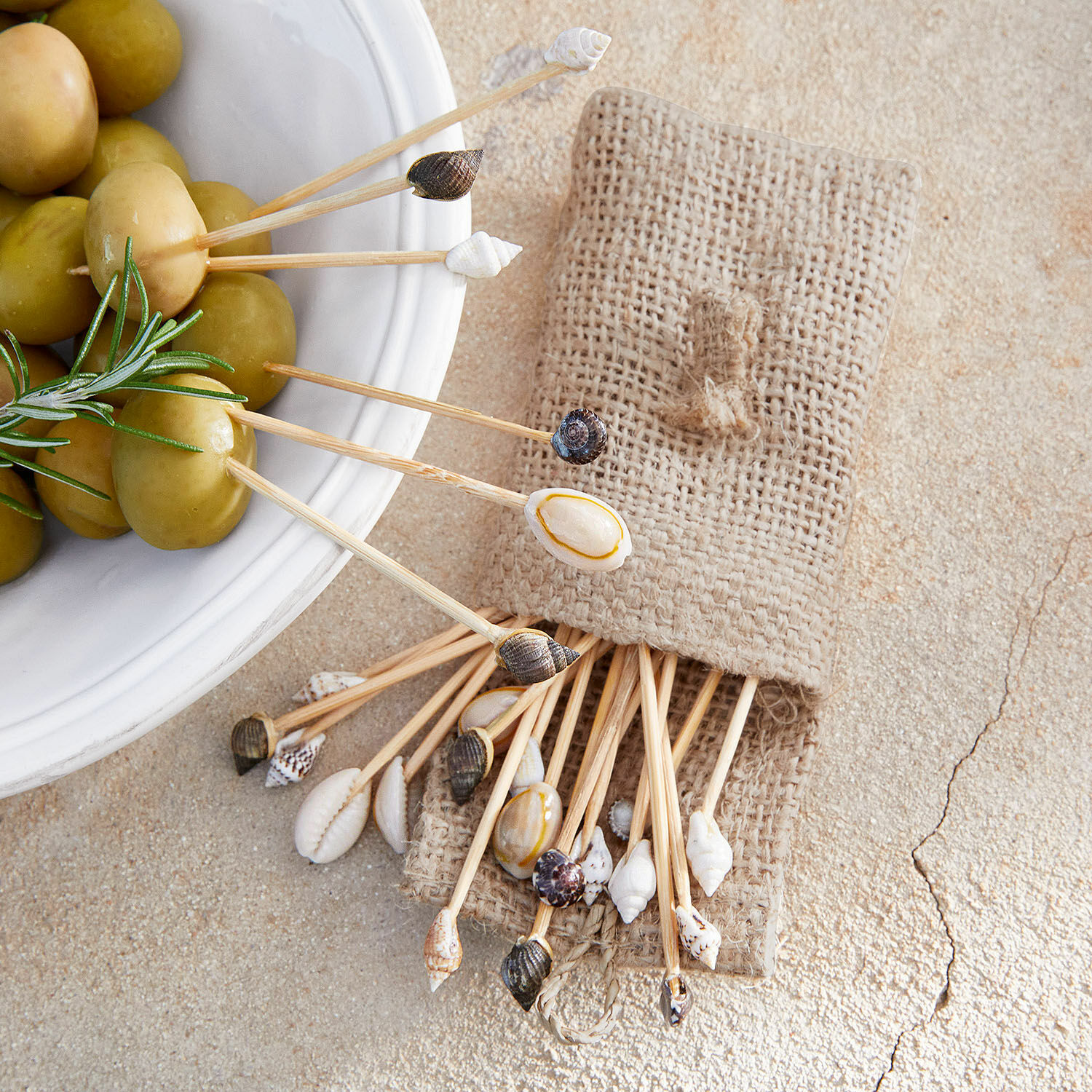 Piques décoratives Bijou Ensemble de cure-dents avec coquillages naturels dans une pochette en lin près d'olives vertes