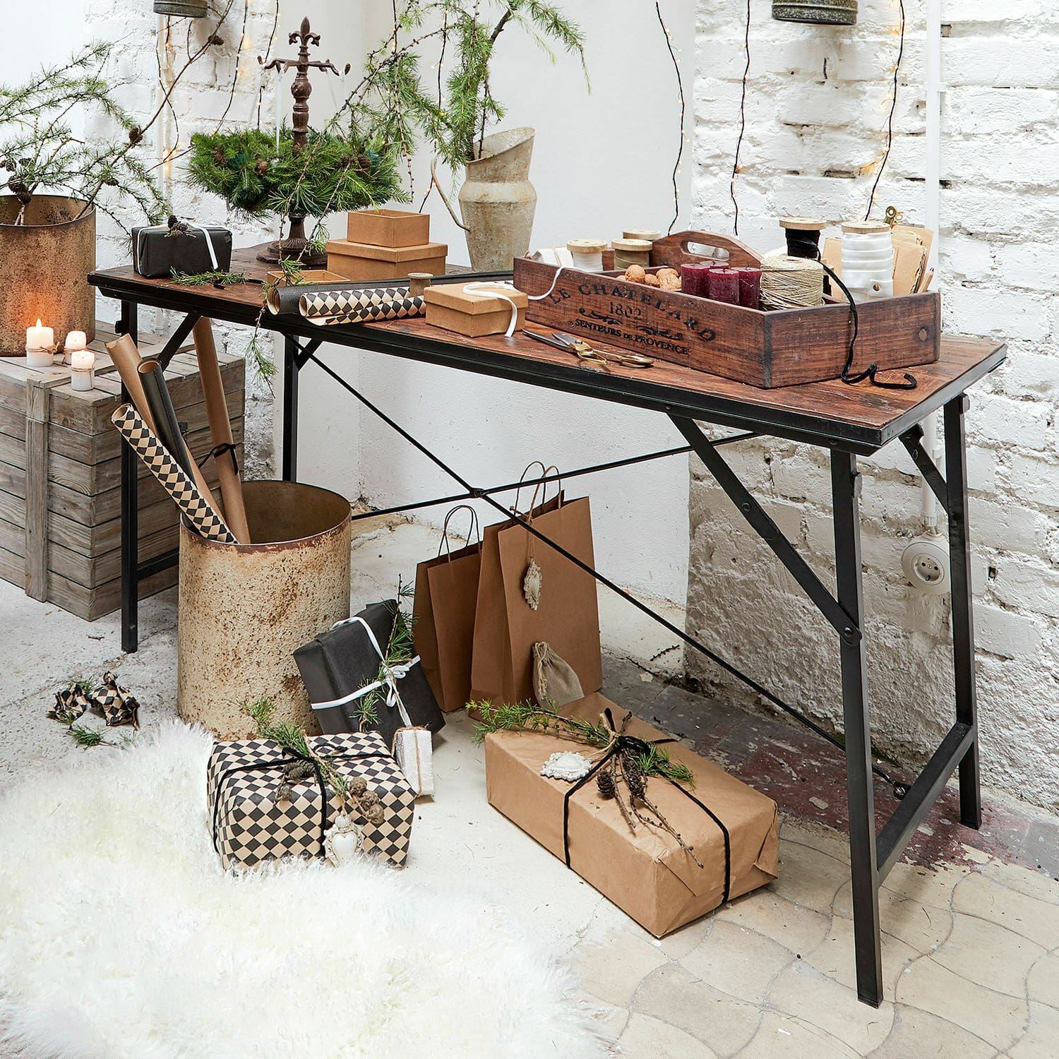 Table Baussant Table avec pieds en métal et plateau en bois décorée avec des cadeaux et accessoires naturels