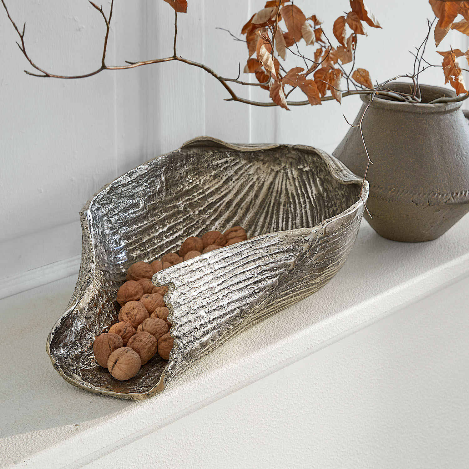 Coupe Bellefin Bol en métal argenté décoratif avec des noix, accessoire moderne pour la maison