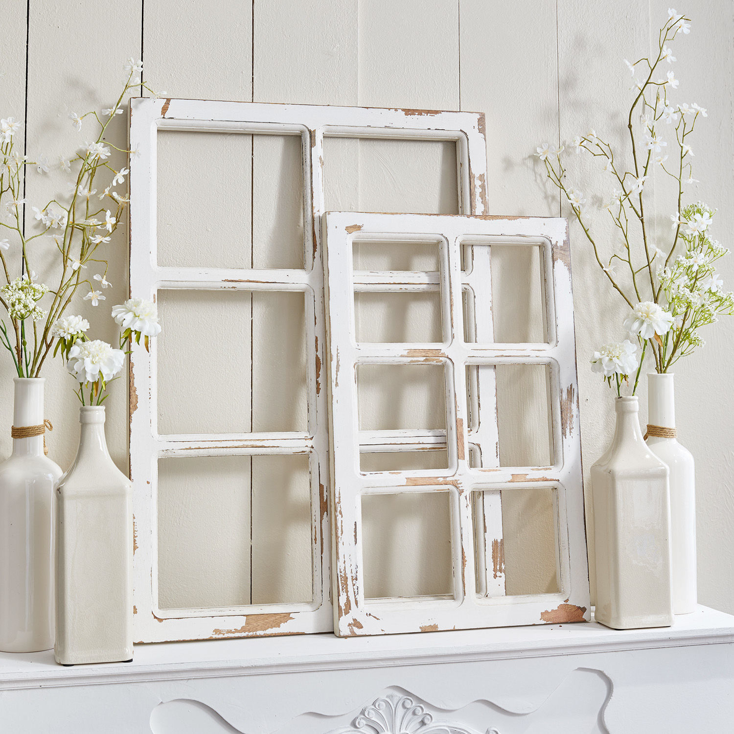Lot de 2 fenêtres décoratives Mael Coluim Cadres de fenêtre en bois blanc vieilli avec peinture écaillée dans un style vintage décoré de fleurs blanches