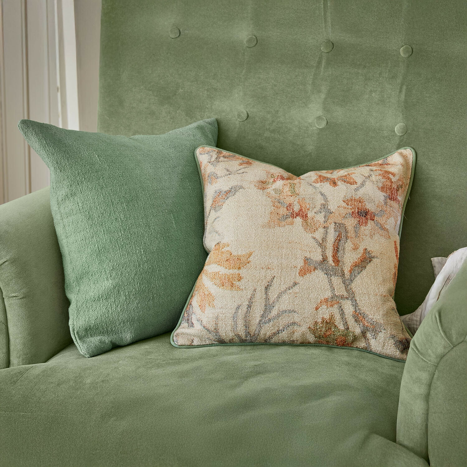 Lot de 2 housses de coussin Osorno Canapé vert en velours avec deux coussins, un uni et un à motif floral, décoration intérieure élégante
