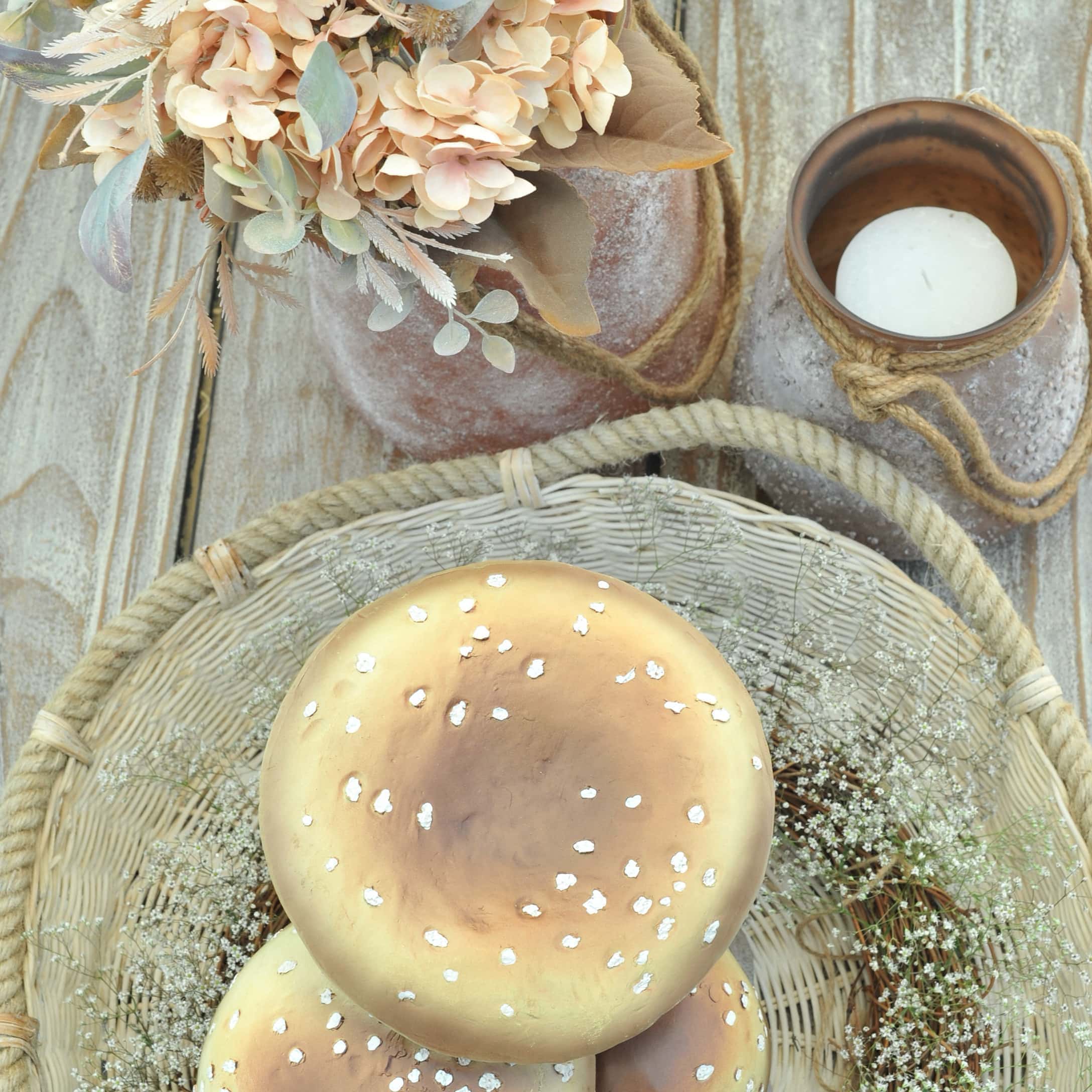 Décoration d'automne avec fleurs beige, vases en céramique et bougie sur table en bois