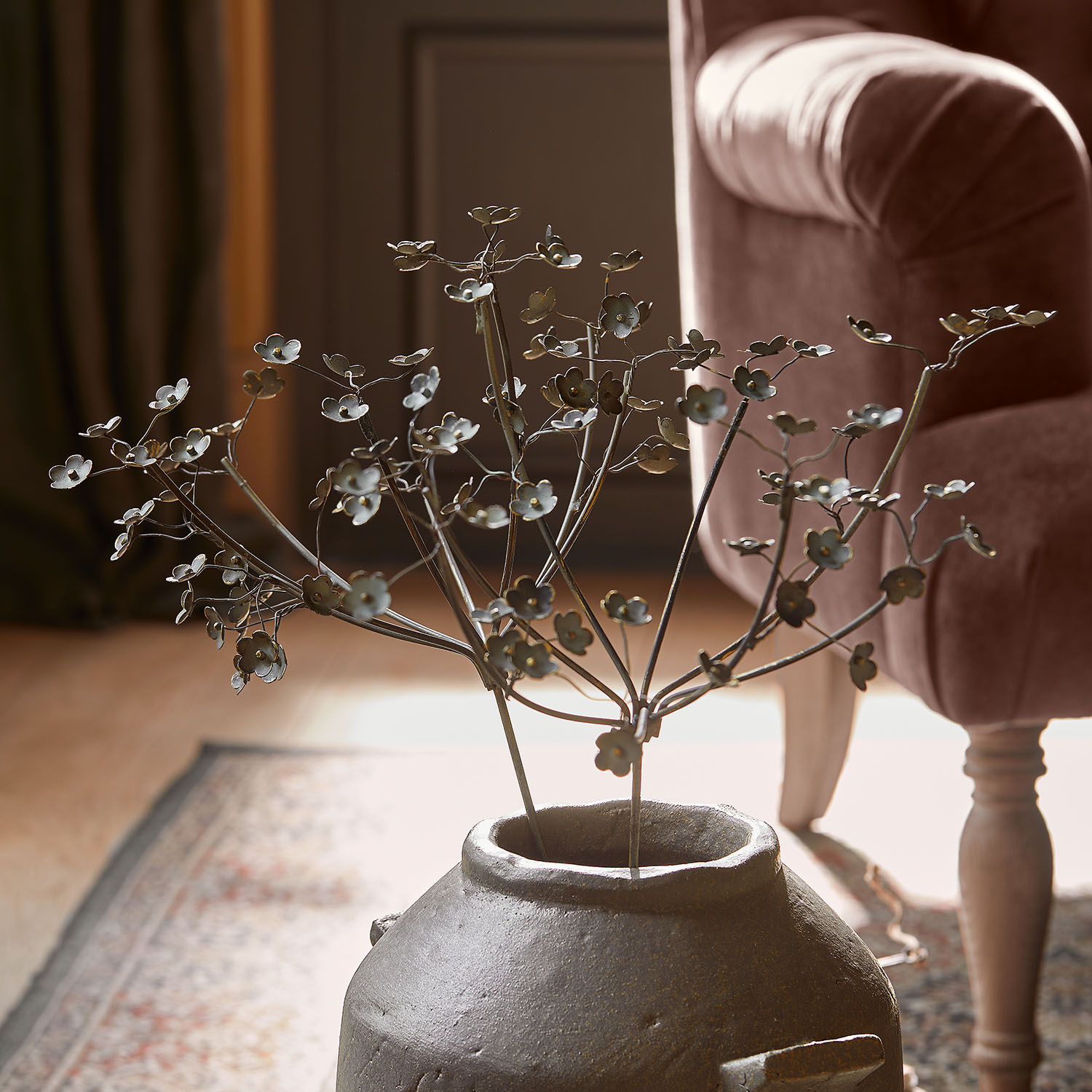Vase en céramique avec branches métalliques et fleurs décoratives vintage pour salon