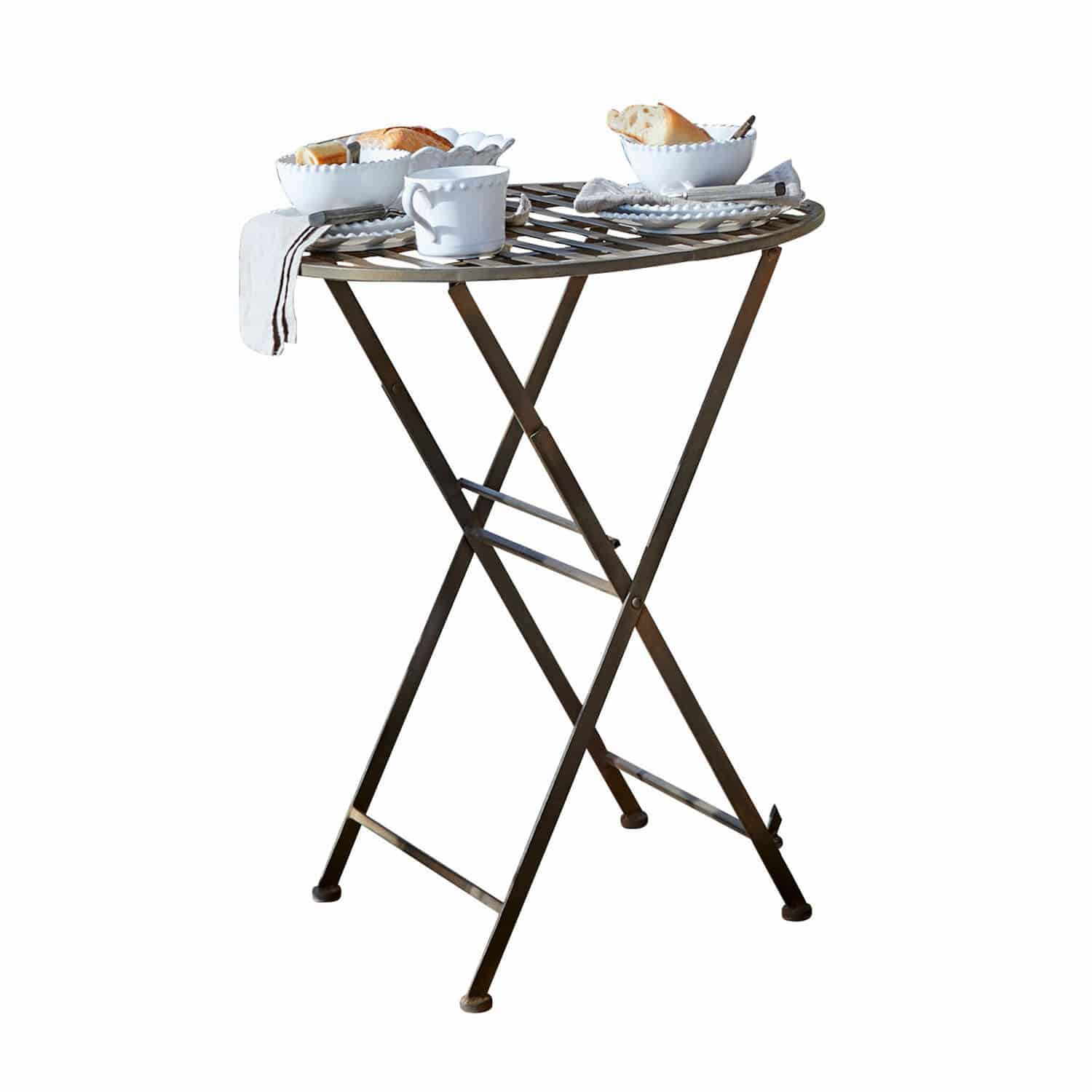 Table Brignoles Table pliante en métal brun avec vaisselle blanche et pain sur le dessus