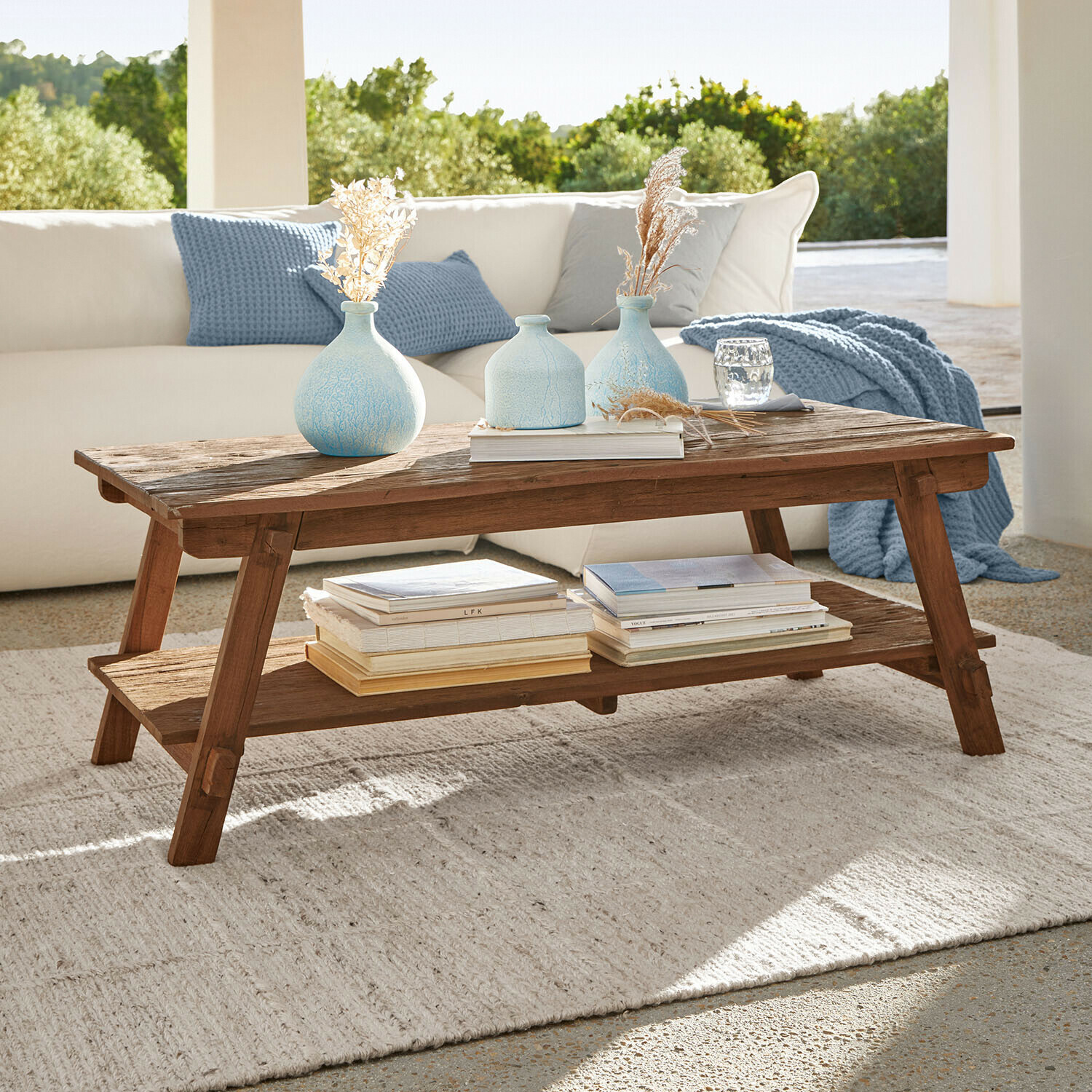 Table basse Brévonne Table basse en bois de manguier naturel avec étagère inférieure, décorée de vases bleus et livres