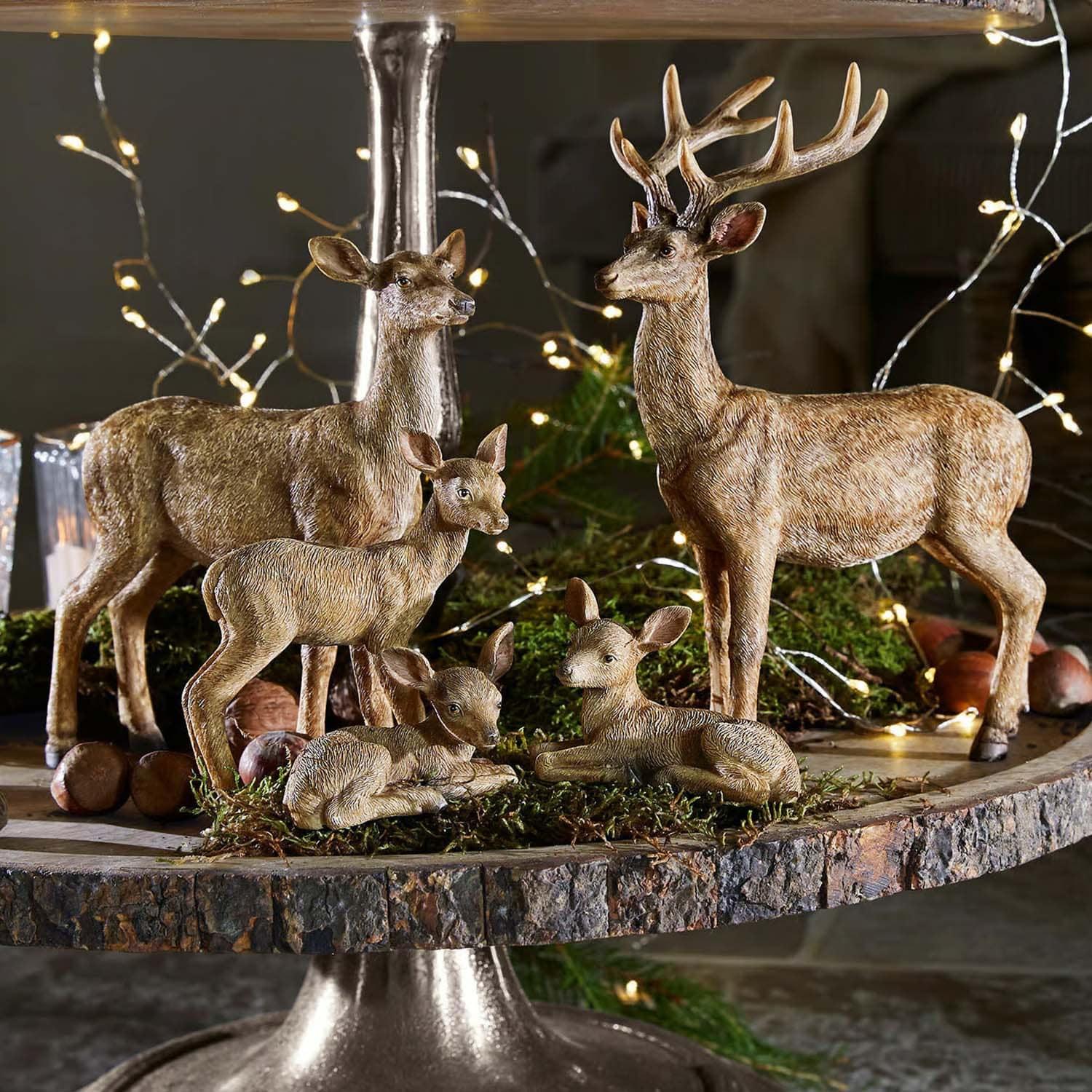 Ensemble de figurines de cerfs en résine marron naturel sur socle en bois pour décoration intérieure