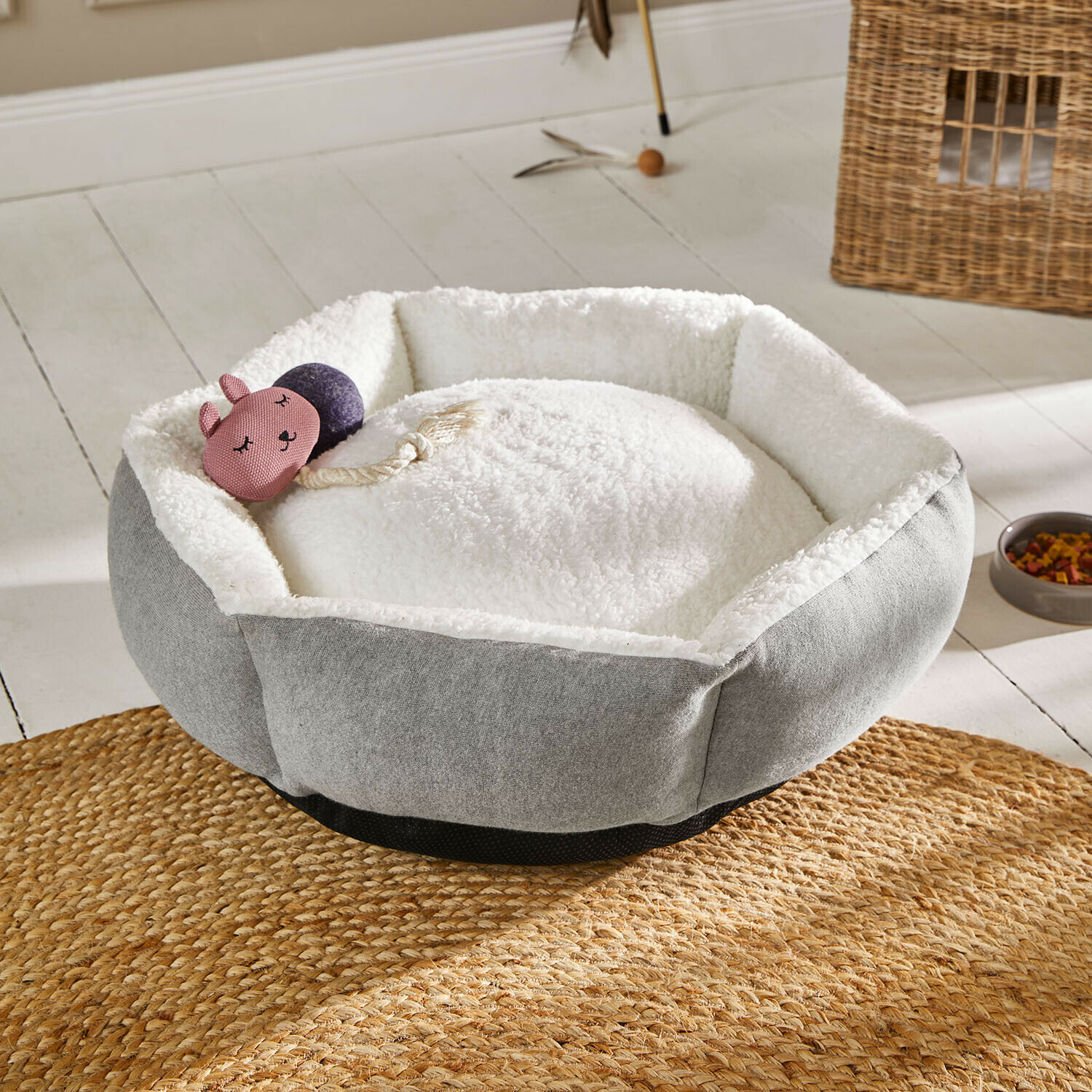 Lit pour animaux Benira Panier pour animal gris et blanc en tissu doux avec doublure peluche et jouet en forme d'animal