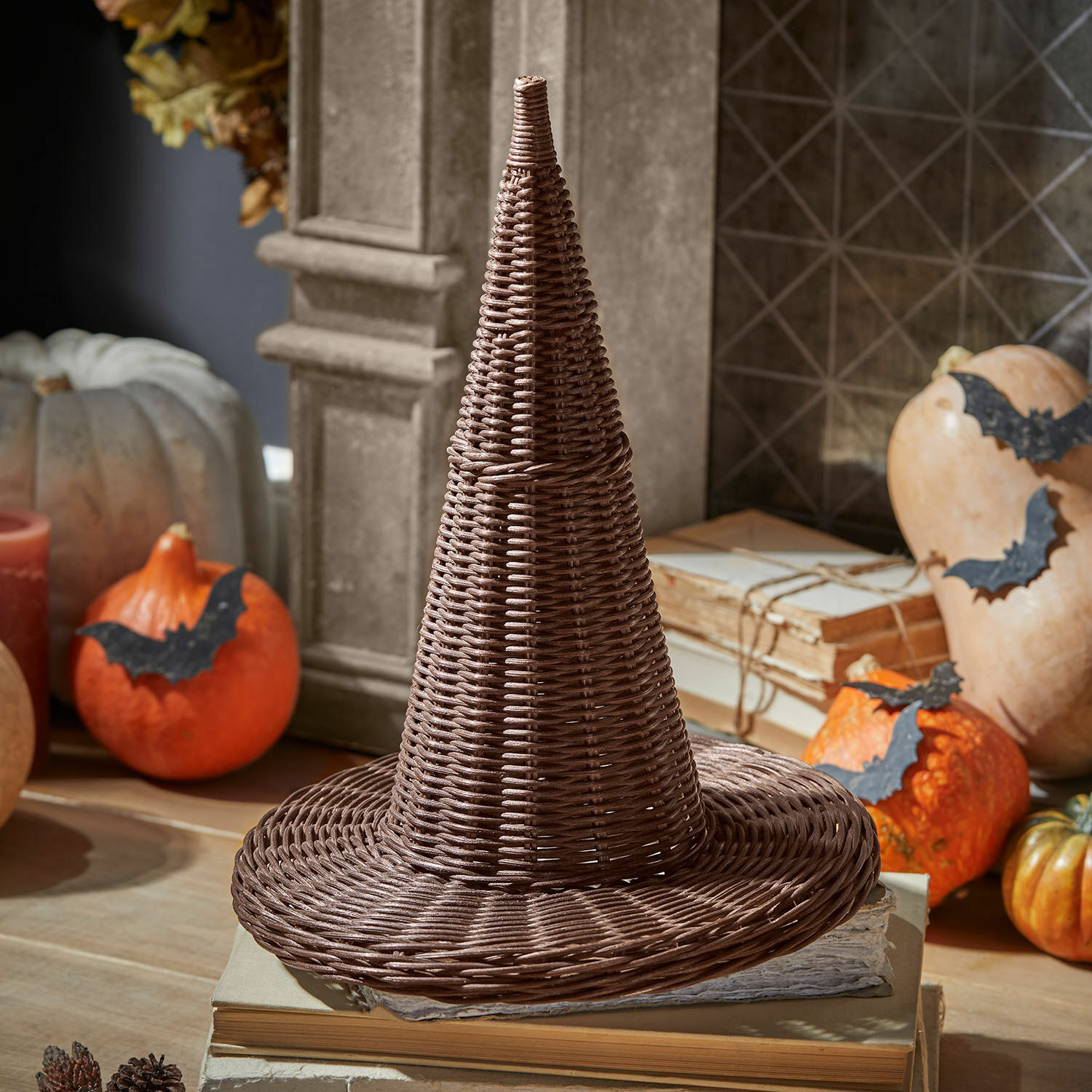 Chapeau décoratif Halimad Chapeau conique en osier marron posé sur des livres, décoration d'automne avec citrouilles et chauves-souris