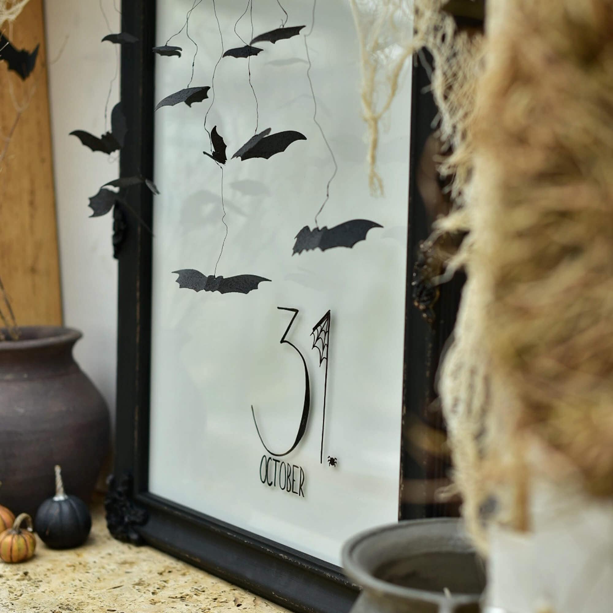 Décoration d'Halloween avec chauves-souris en papier noir et inscription 31 octobre encadrée