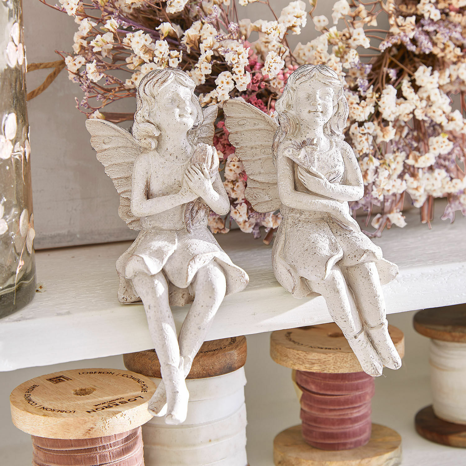Lot de 2 figurines Zafarin Figurines d'anges décoratives en matériau crème posées sur une étagère avec fleurs et bobines de fil