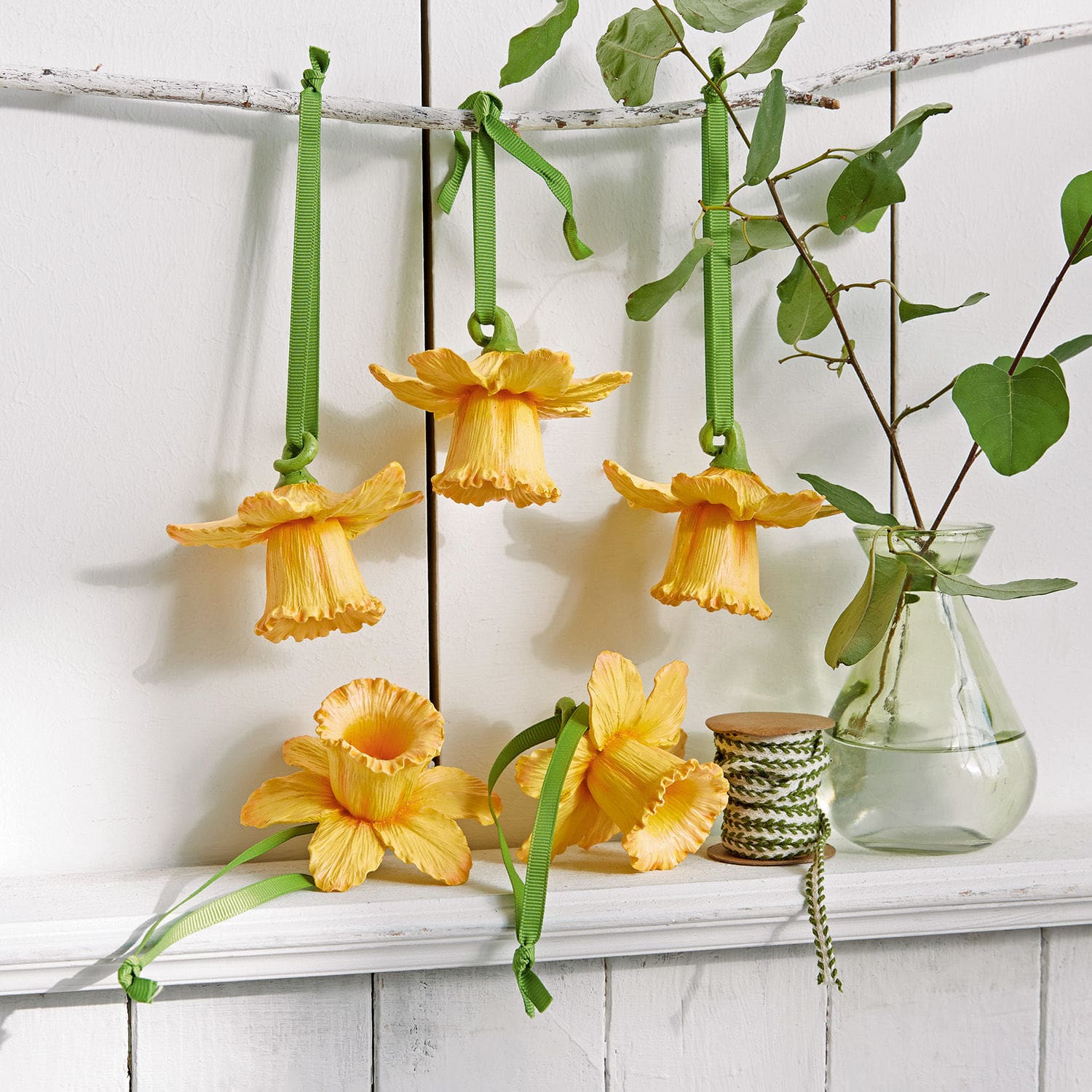 Lot de 5 décorations à suspendre Lozere Fleurs décoratives jaunes en tissu avec rubans verts pour suspension, décoration printanière