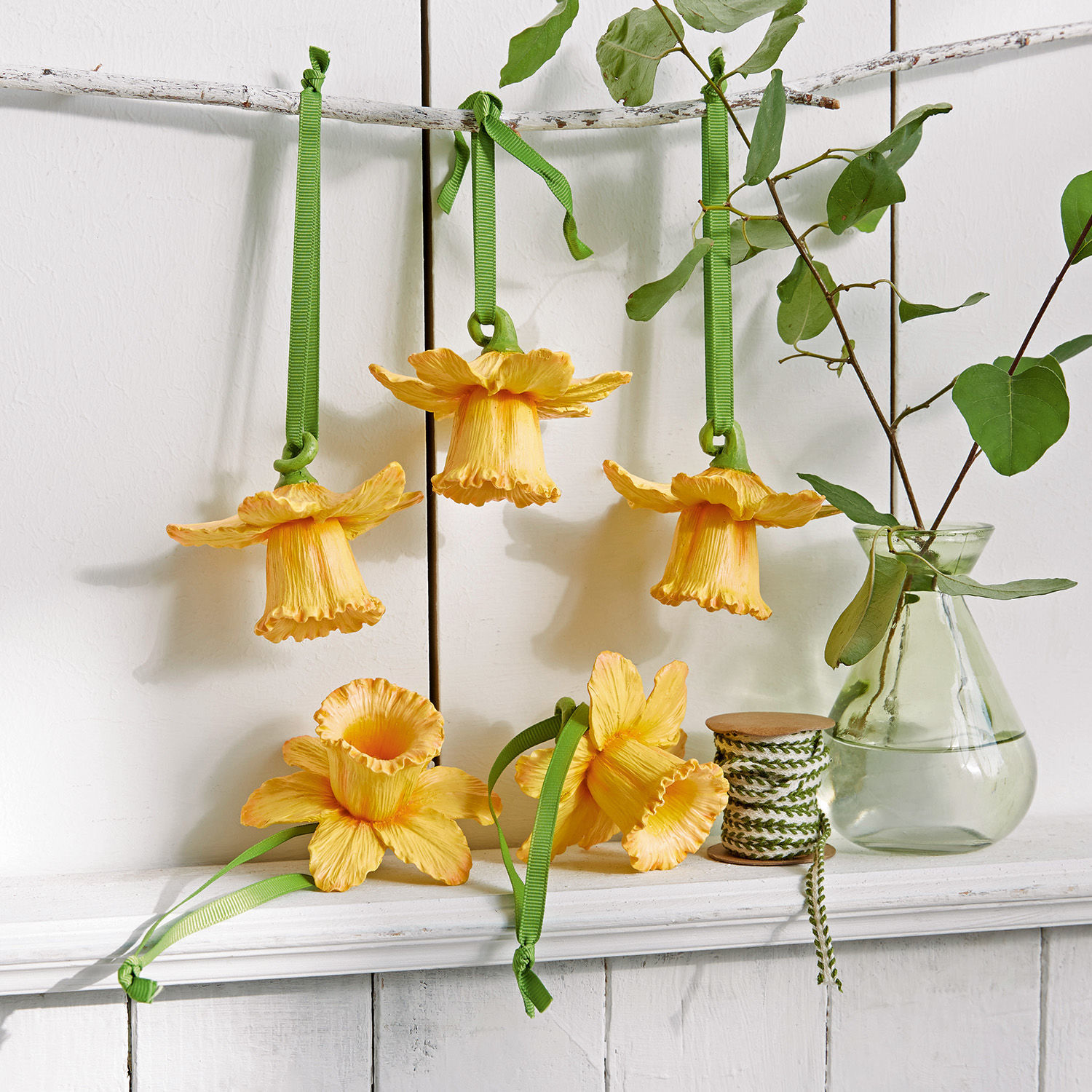 Lot de 5 décorations à suspendre Lozere Fleurs décoratives jaunes en tissu avec rubans verts pour suspension, décoration printanière