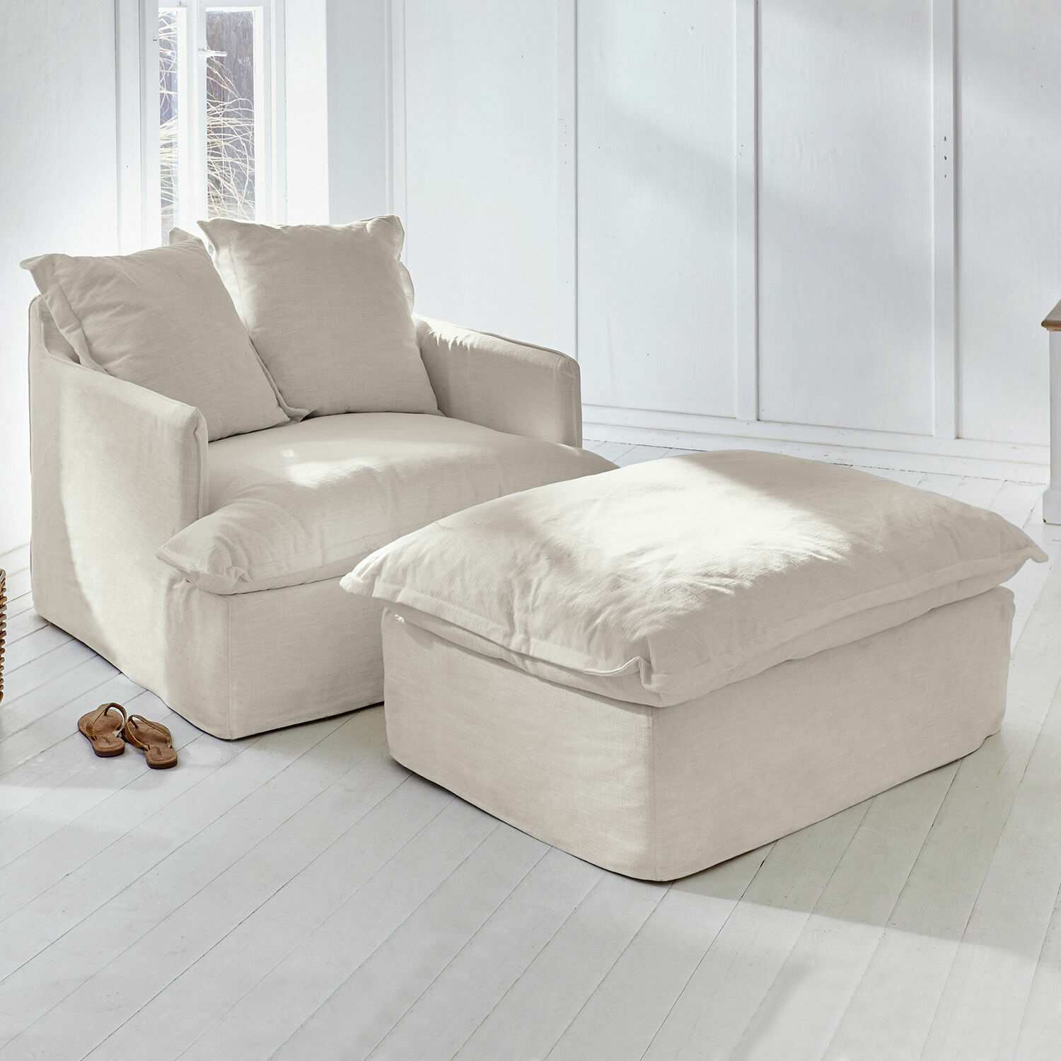 Fauteuil avec repose-pieds Avignon Fauteuil et repose-pieds beige en tissu dans un intérieur lumineux et naturel pour se détendre
