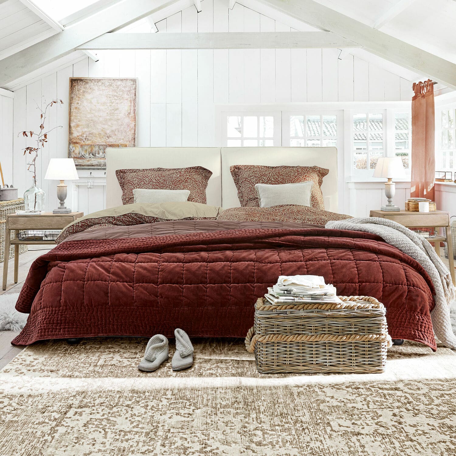 Courtepointe Arasta Chambre chaleureuse avec lit en tissu crème et couverture matelassée bordeaux douce