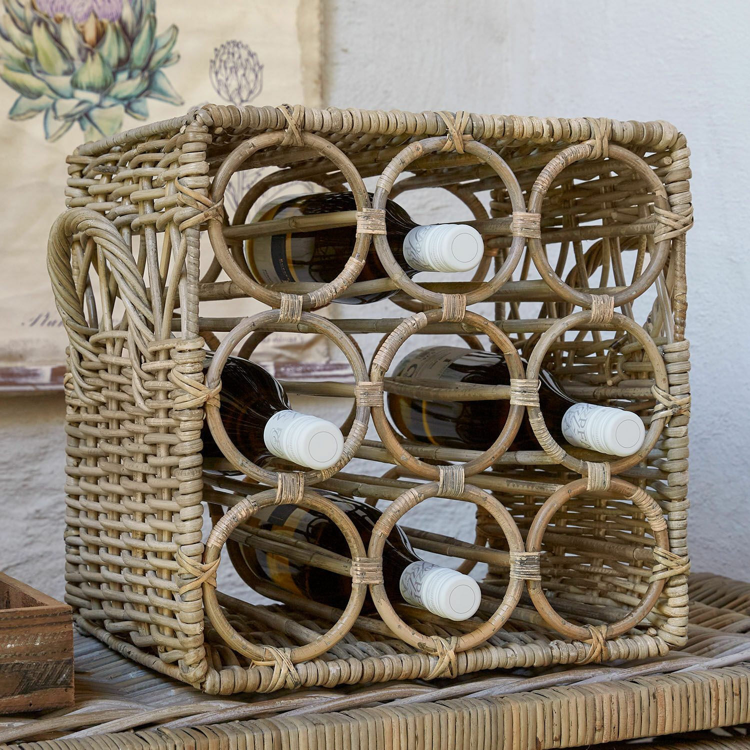 Porte-bouteilles Allegretta Casier à vin en rotin naturel pouvant contenir six bouteilles, style rustique et décoratif.