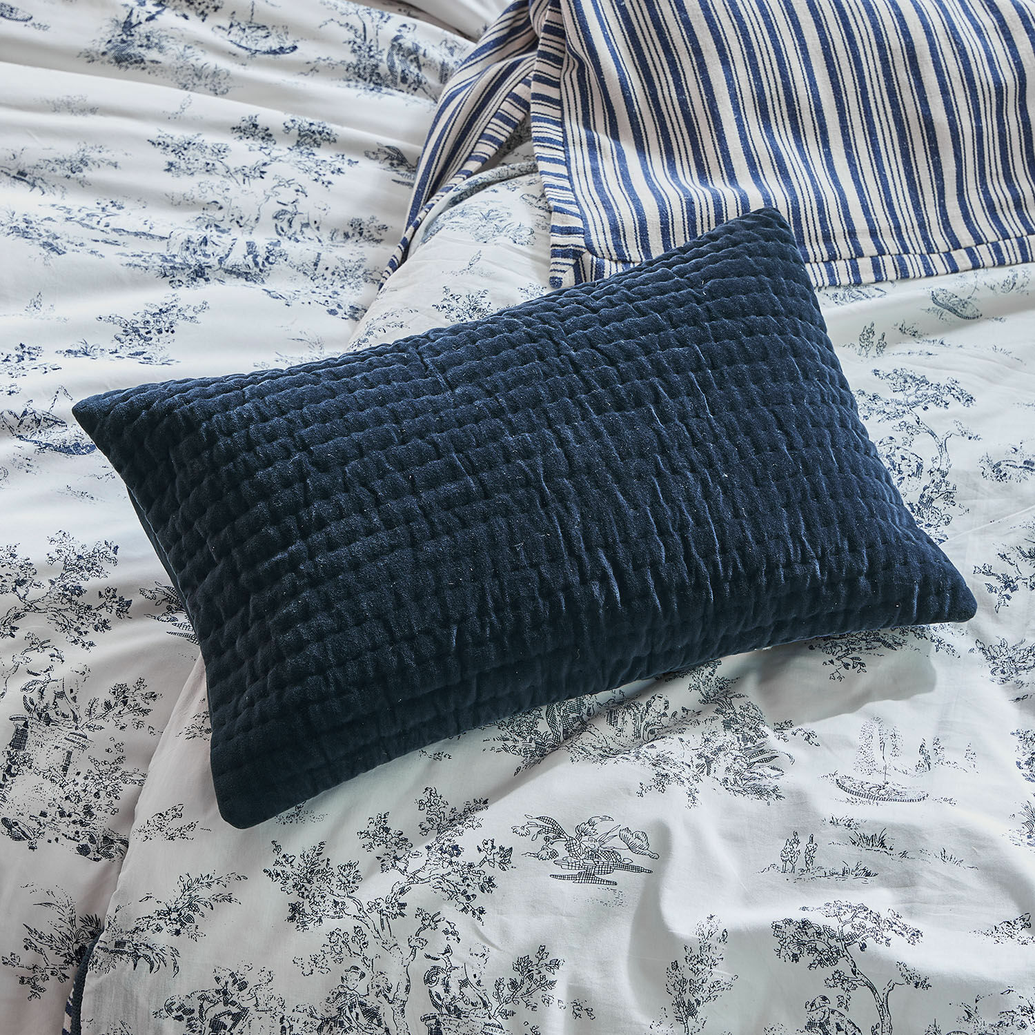 Housse de coussin Winklet Coussin matelassé bleu marine sur une literie blanche à motifs bleus, textile décoratif pour chambre