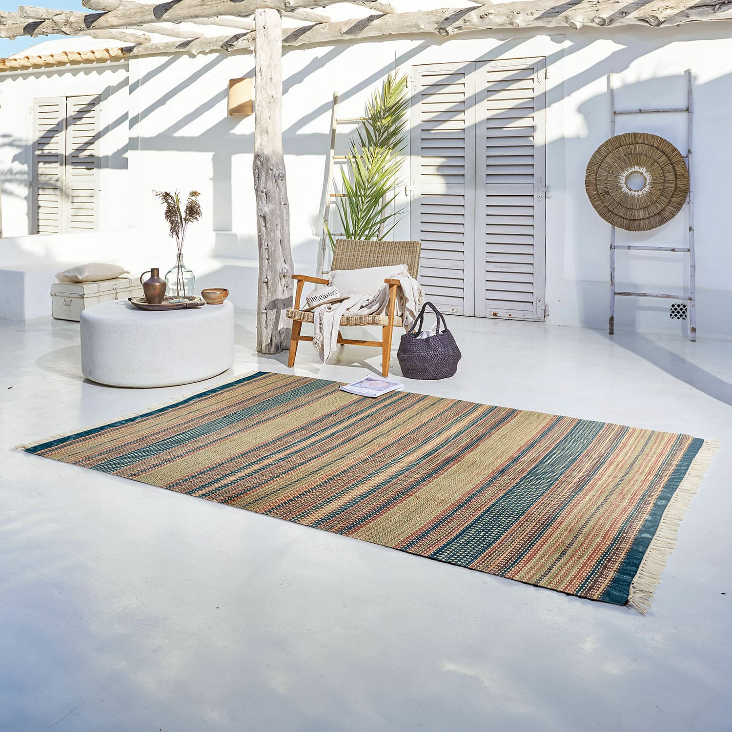 Tapis d’intérieur et d’extérieur Atlanta Tapis rayé en matériau naturel beige et vert sur une terrasse lumineuse et épurée