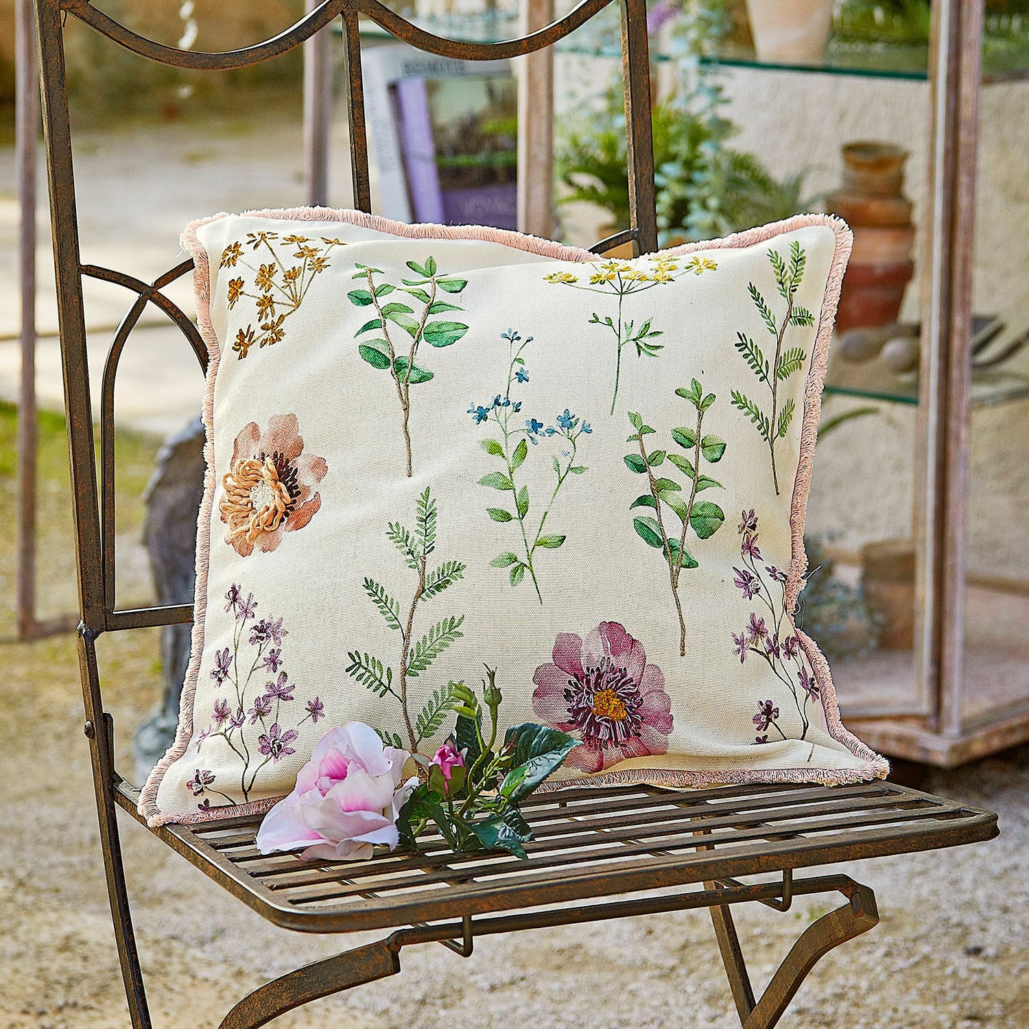 Housse de coussin Fahzoura Coussin décoratif en coton crème avec imprimé botanique et bordure rose pour salon extérieur