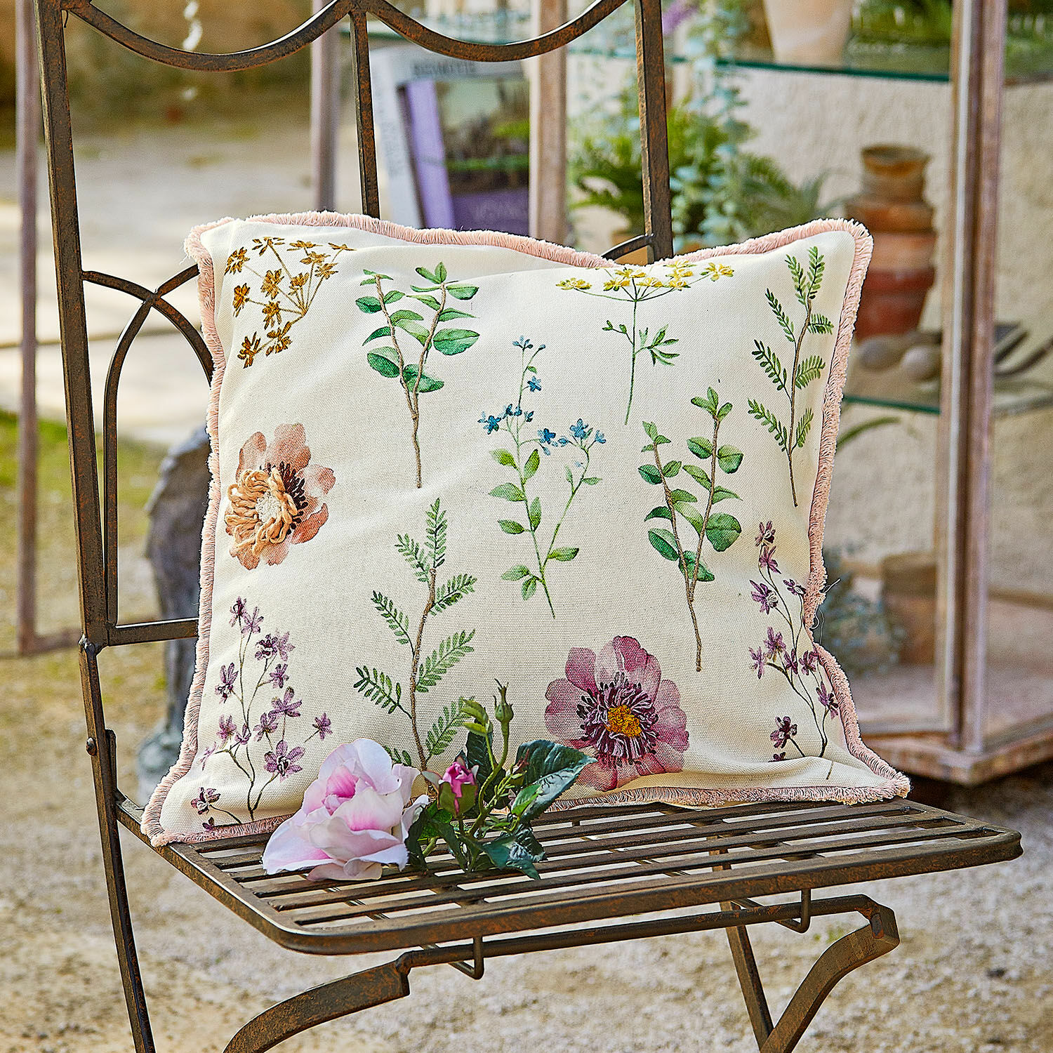 Housse de coussin Fahzoura Coussin décoratif en coton crème avec imprimé botanique et bordure rose pour salon extérieur