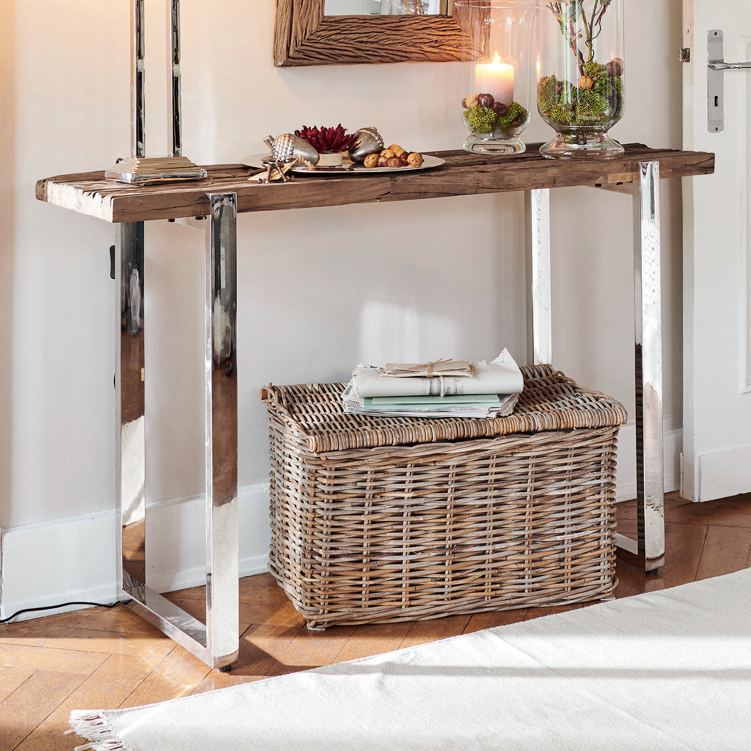 Console Holistres Console avec plateau en bois et pieds en métal, panier en osier posé au sol dans une pièce lumineuse