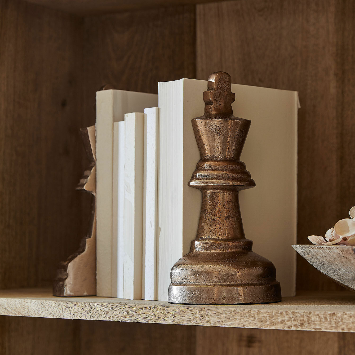 Lot de 2 serre-livres Raffinique Serre-livres en métal couleur cuivre en forme de roi d'échecs sur une étagère en bois avec livres blancs