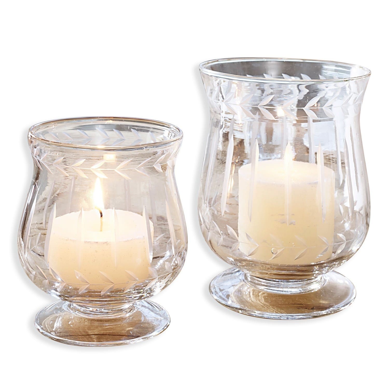 Lot de 2 photophores Moon Deux photophores en verre transparent avec motif gravé de feuilles et bougies blanches allumées