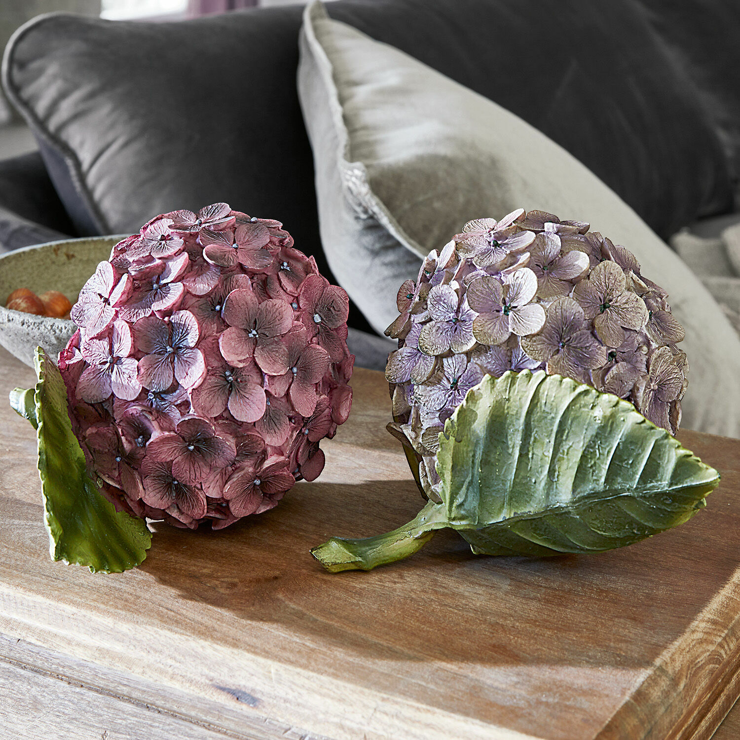 Lot de 2 fleurs décoratives Hortensie Boules décoratives hortensia rose et violet avec feuilles vertes sur table en bois pour décoration intérieure