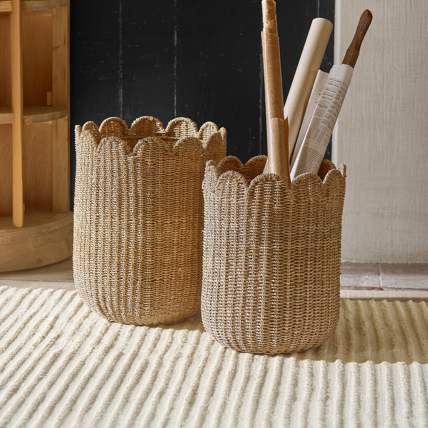 Lot de 2 corbeilles Velourette Deux paniers tressés beige avec bord ondulé pour rangement intérieur, matériau naturel et décoration maison